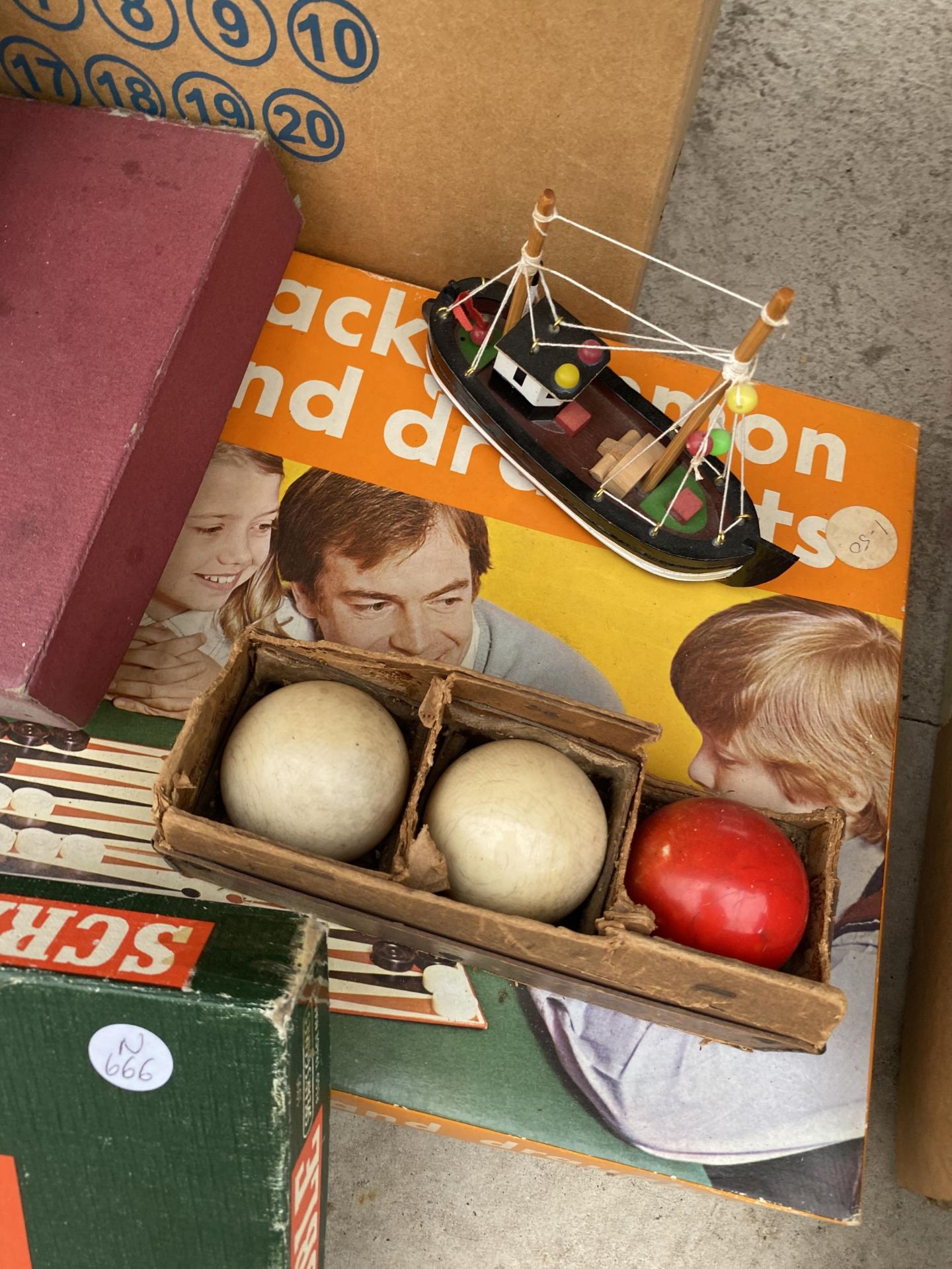 AN ASSORTMENT OF TOYS AND GAMES TO INCLUDE SCRABBLE, SNOOKER BALLS AND A WIND UP TEDDY ETC - Image 2 of 5