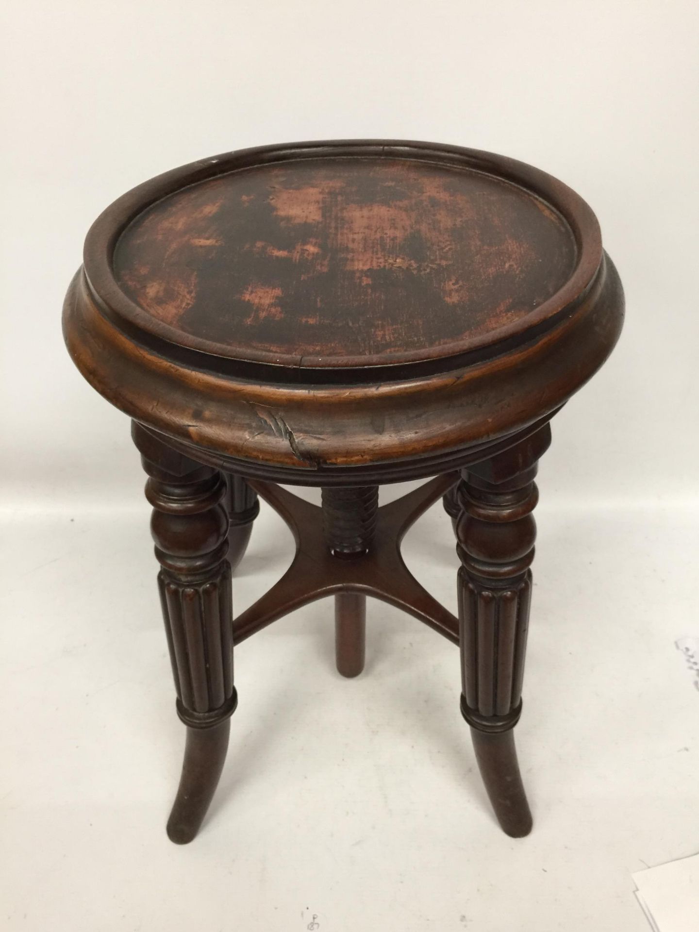 A VICTORIAN WOODEN ADJUSTABLE PIANO STOOL - Image 3 of 4