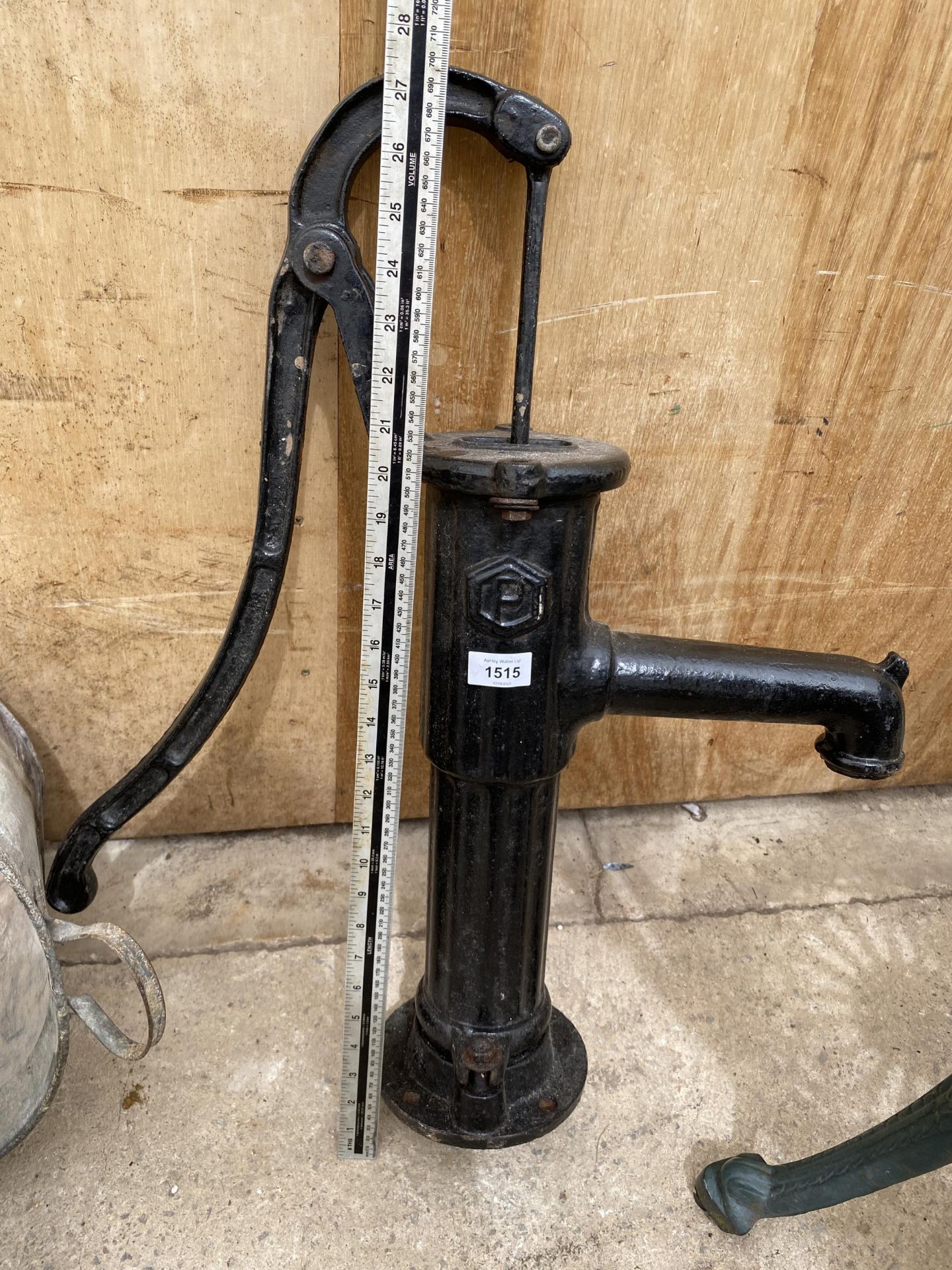 A SMALL VINTAGE CAST IRON WATER PUMP - Image 2 of 3