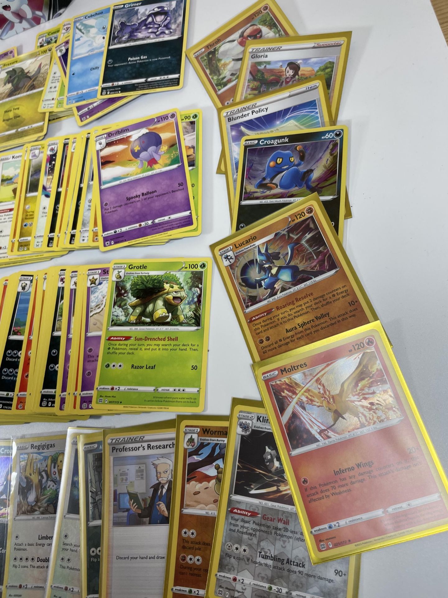 AN UMBREON TIN OF POKEMON TRADING CARDS, HOLOS ETC - Image 4 of 6