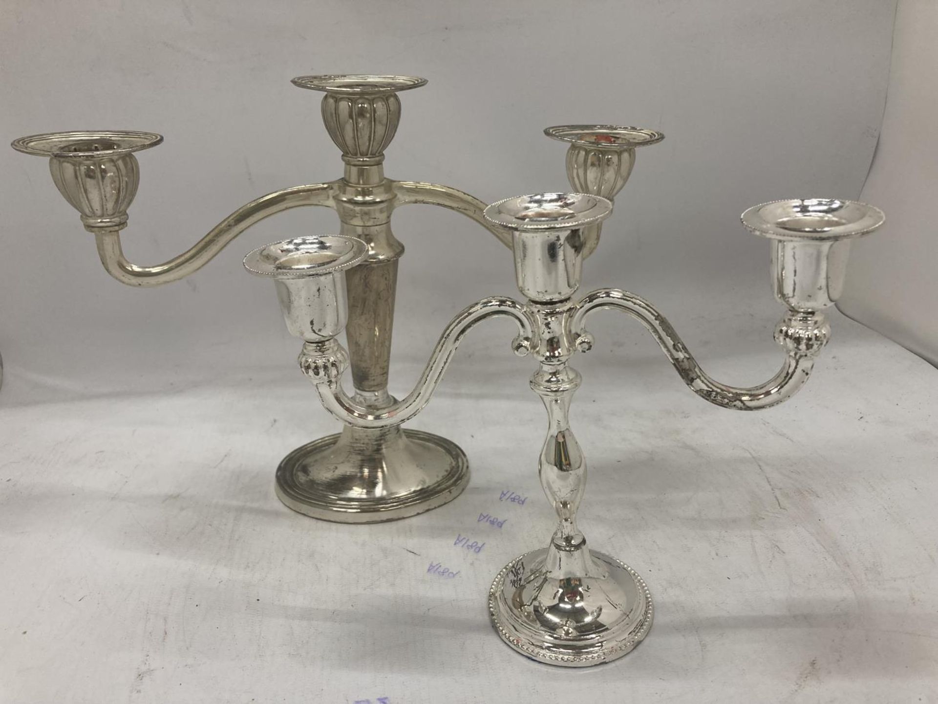 A QUANTITY OF SILVER PLATED ITEMS TO INCLUDE CANDLEABRAS, PHOTO FRAMES, A TOAST RACK SMALL - Image 3 of 4