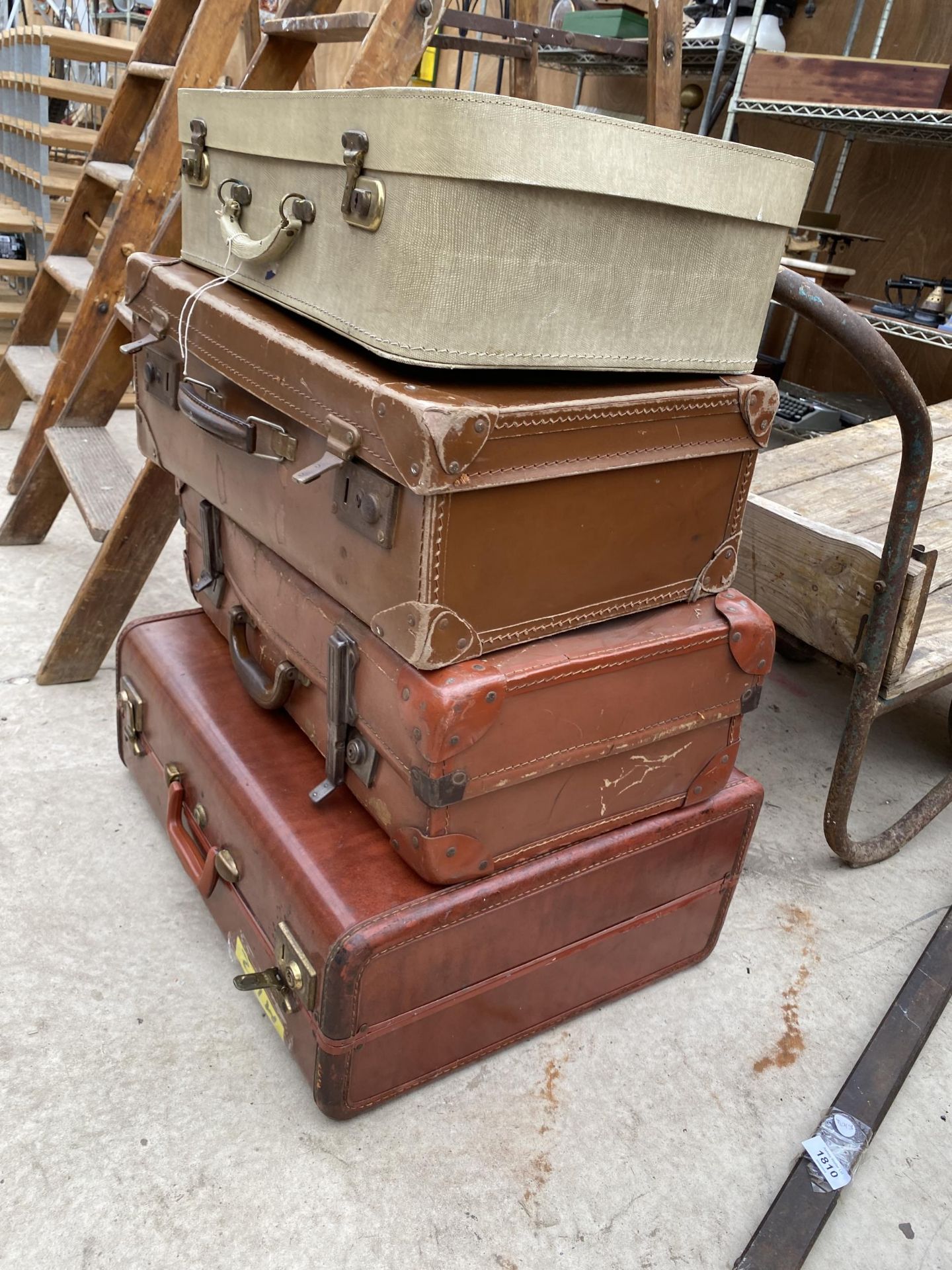 AN ASSORTMENT OF VINTAGE TRAVEL CASES - Image 2 of 3