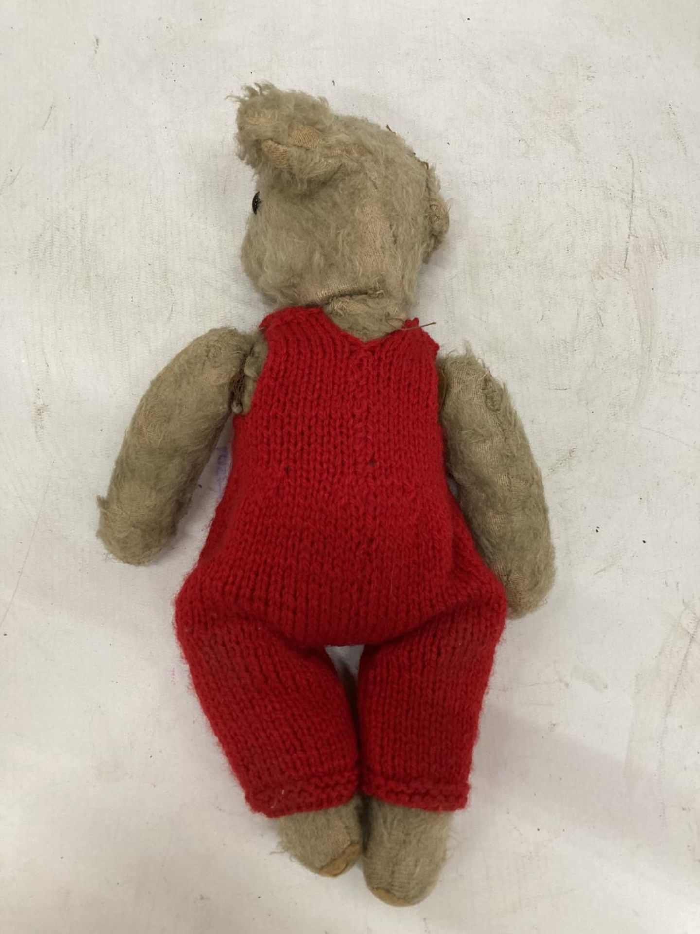 A VINTAGE TEDDY BEAR WITH JOINTED ARMS AND LEGS - Image 3 of 3