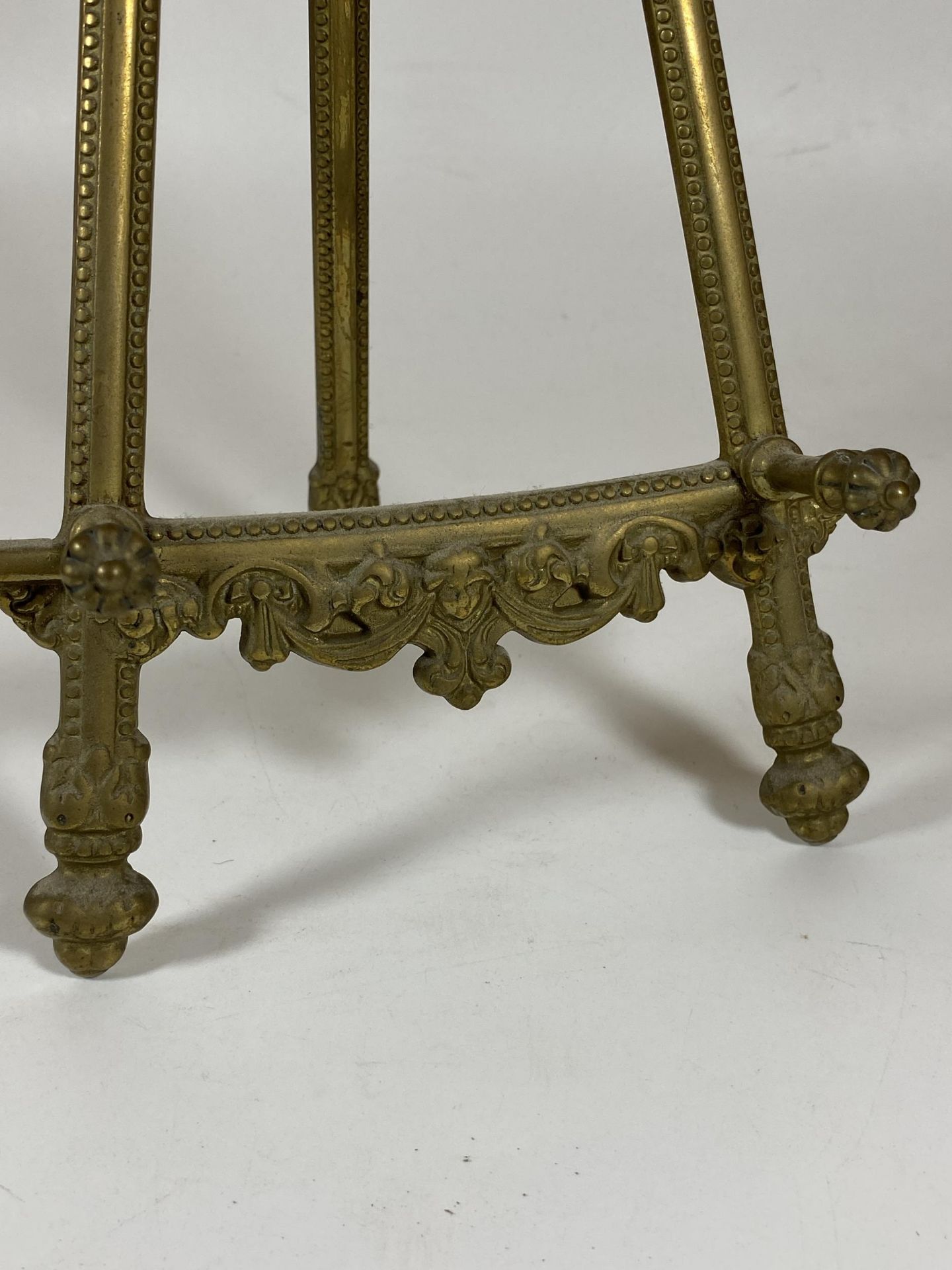 A VINTAGE BRASS ORNATE TABLE TOP EASEL, HEIGHT 31.5CM - Image 3 of 5