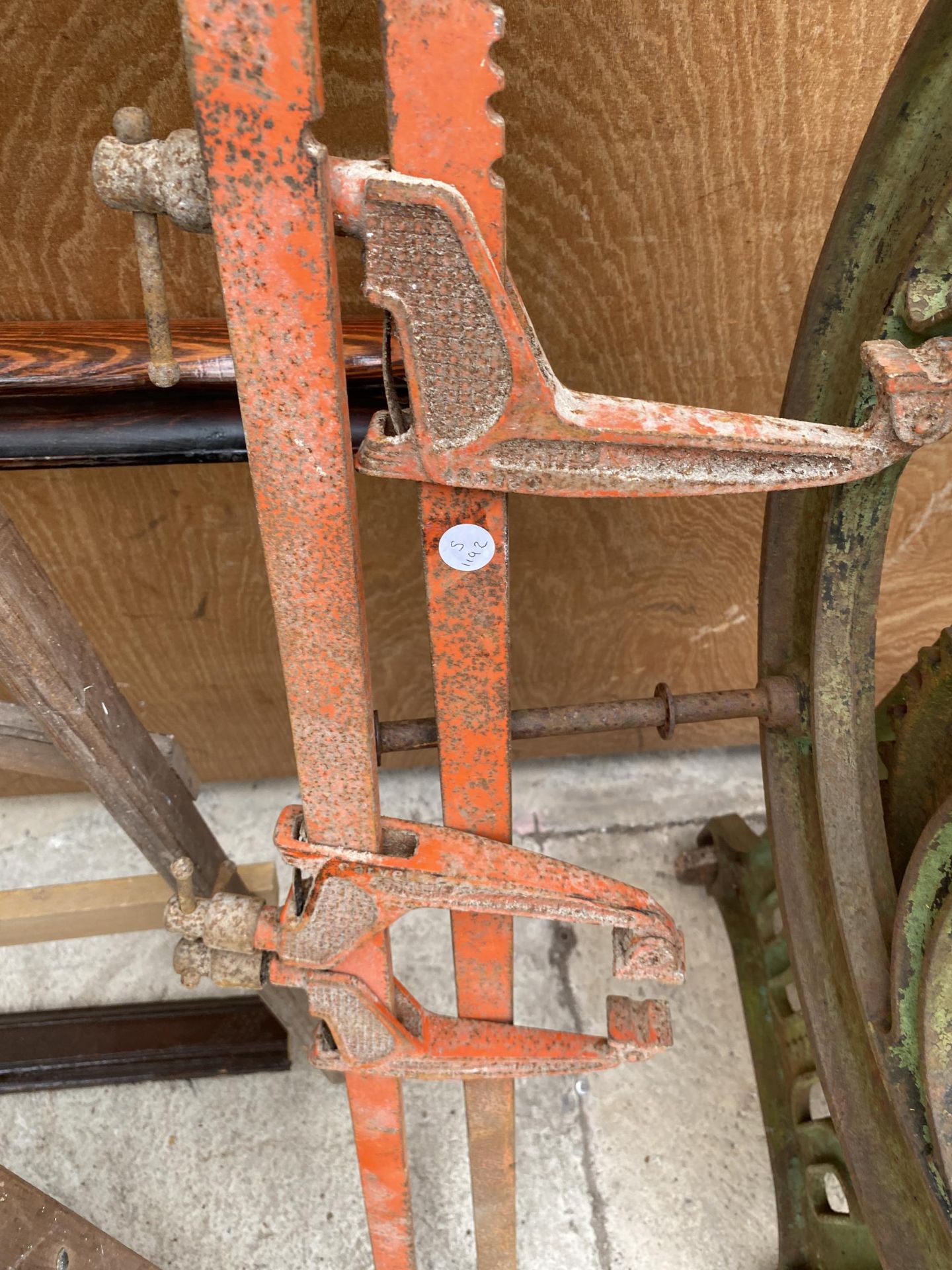 A PAIR OF VINTAGE METAL SASH CLAMPS - Image 2 of 2