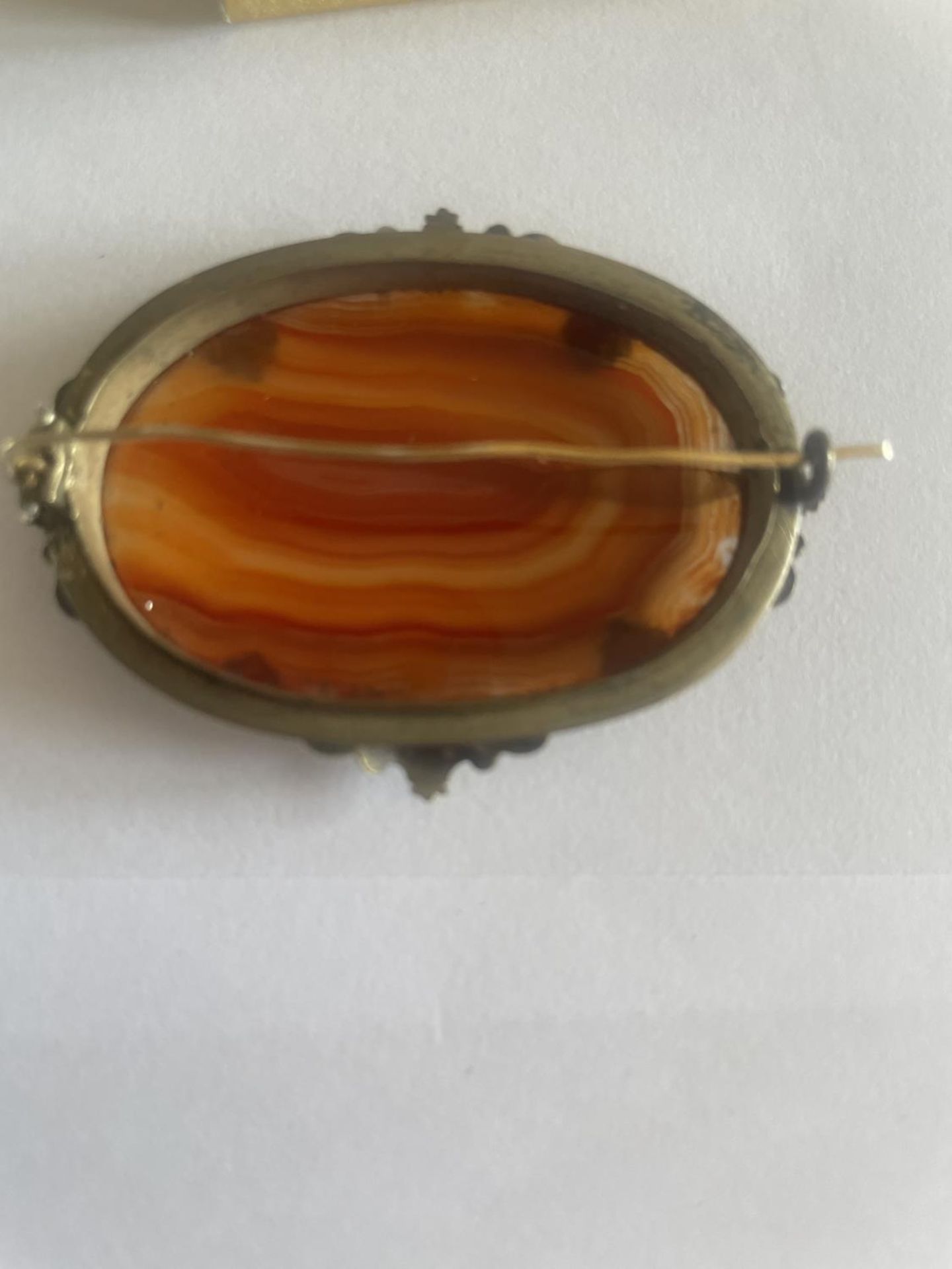 A PINCH BECK BROOCH WITH A LARGE AGATE STONE IN A PRESENTATION BOX - Image 2 of 3