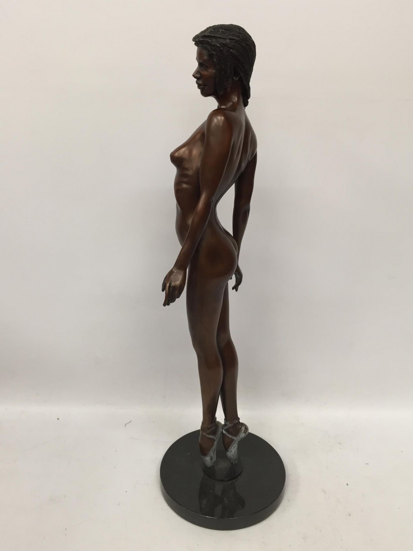 A BRONZE NUDE LADY BALLERINA FIGURE ON MARBLE BASE - Image 4 of 4