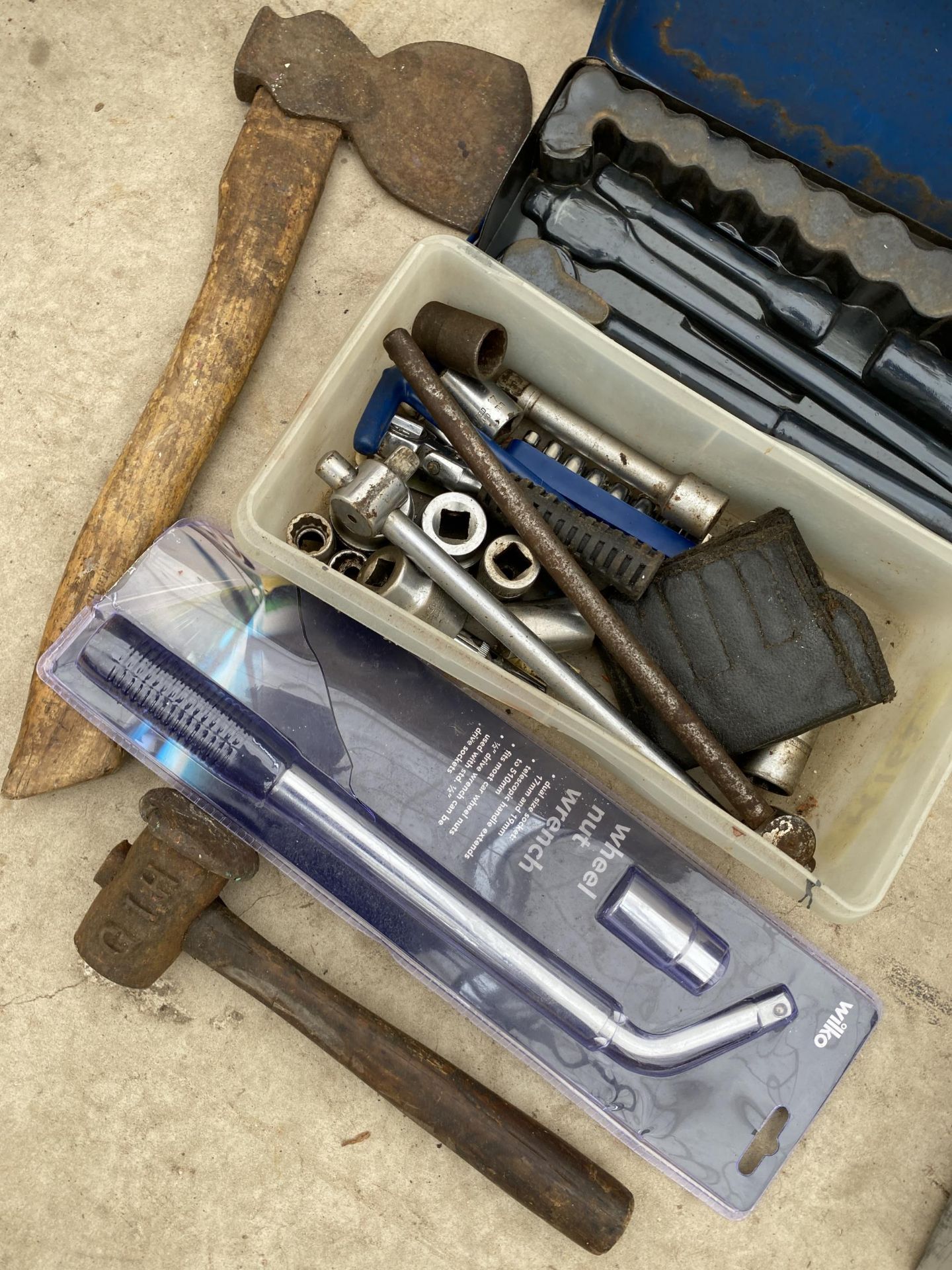 AN ASSORTMENT OF HAND TOOLS TO INCLUDE HAMMERS AND AN AXE ETC - Image 3 of 3