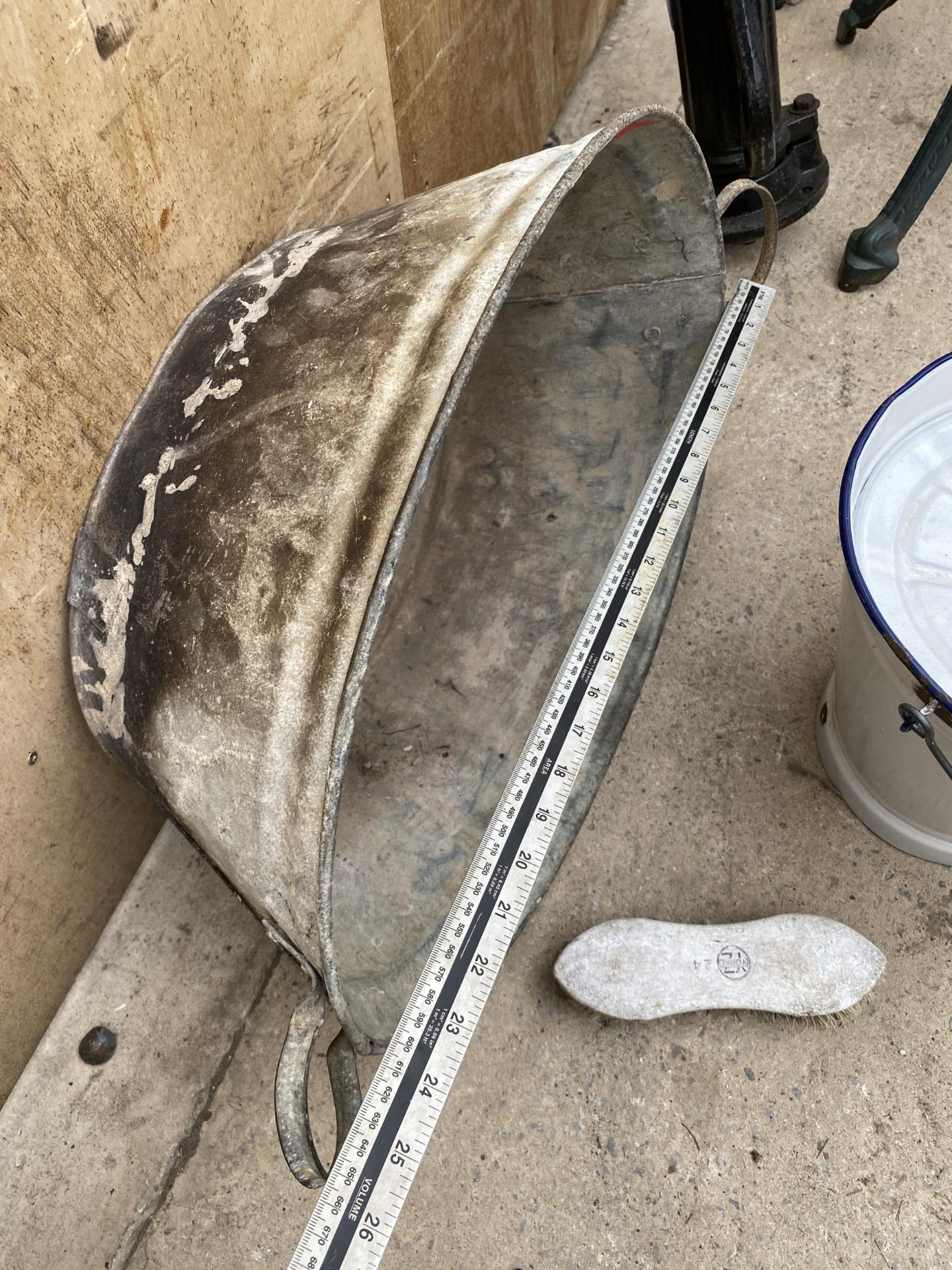 A GALVANISED TIN BATH AND AN ENAMEL SLOP BUCKET - Image 3 of 3