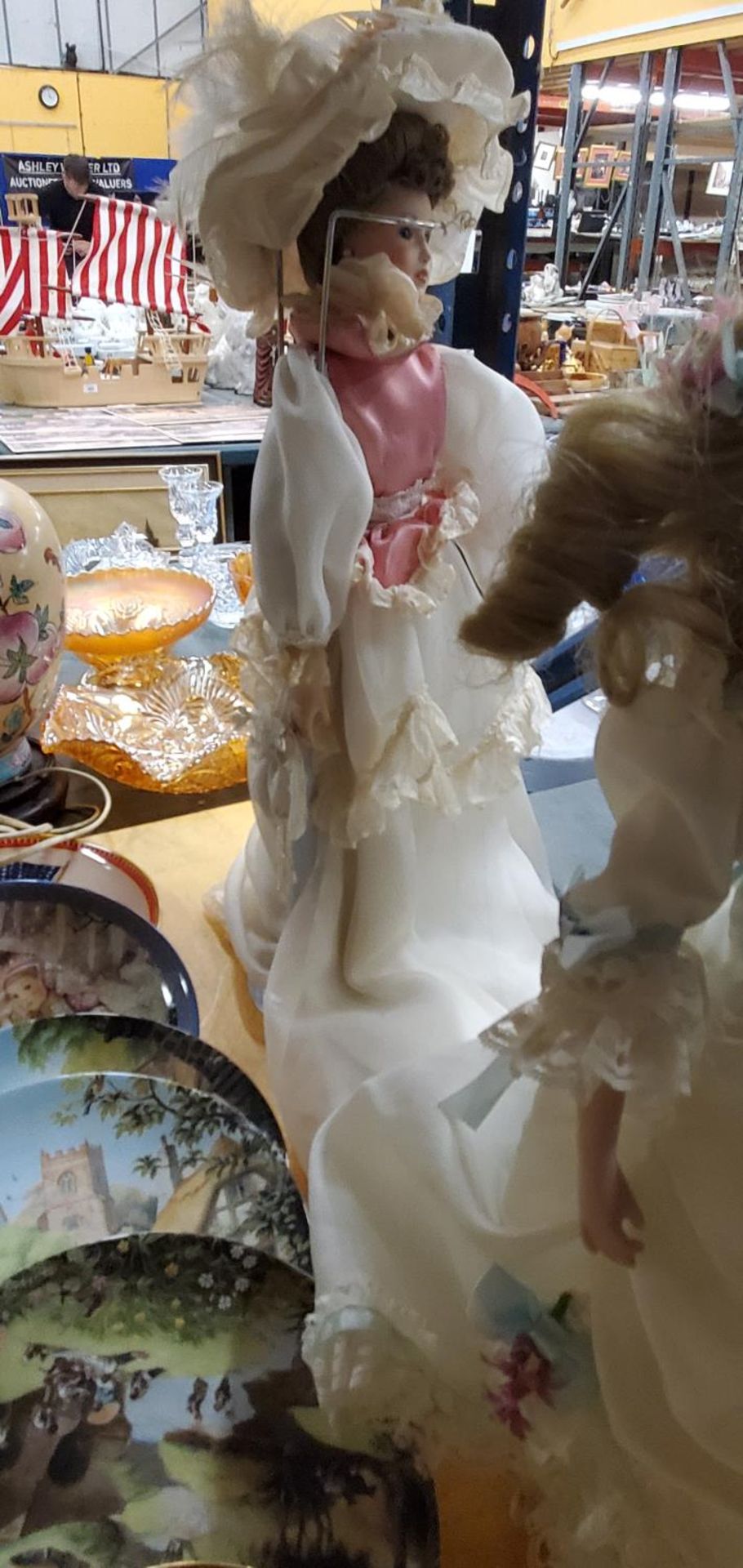 THREE PORCELAIN COLLECTORS DOLLS WITH TRADITIONAL COSTUMES ON STANDS - Bild 2 aus 4