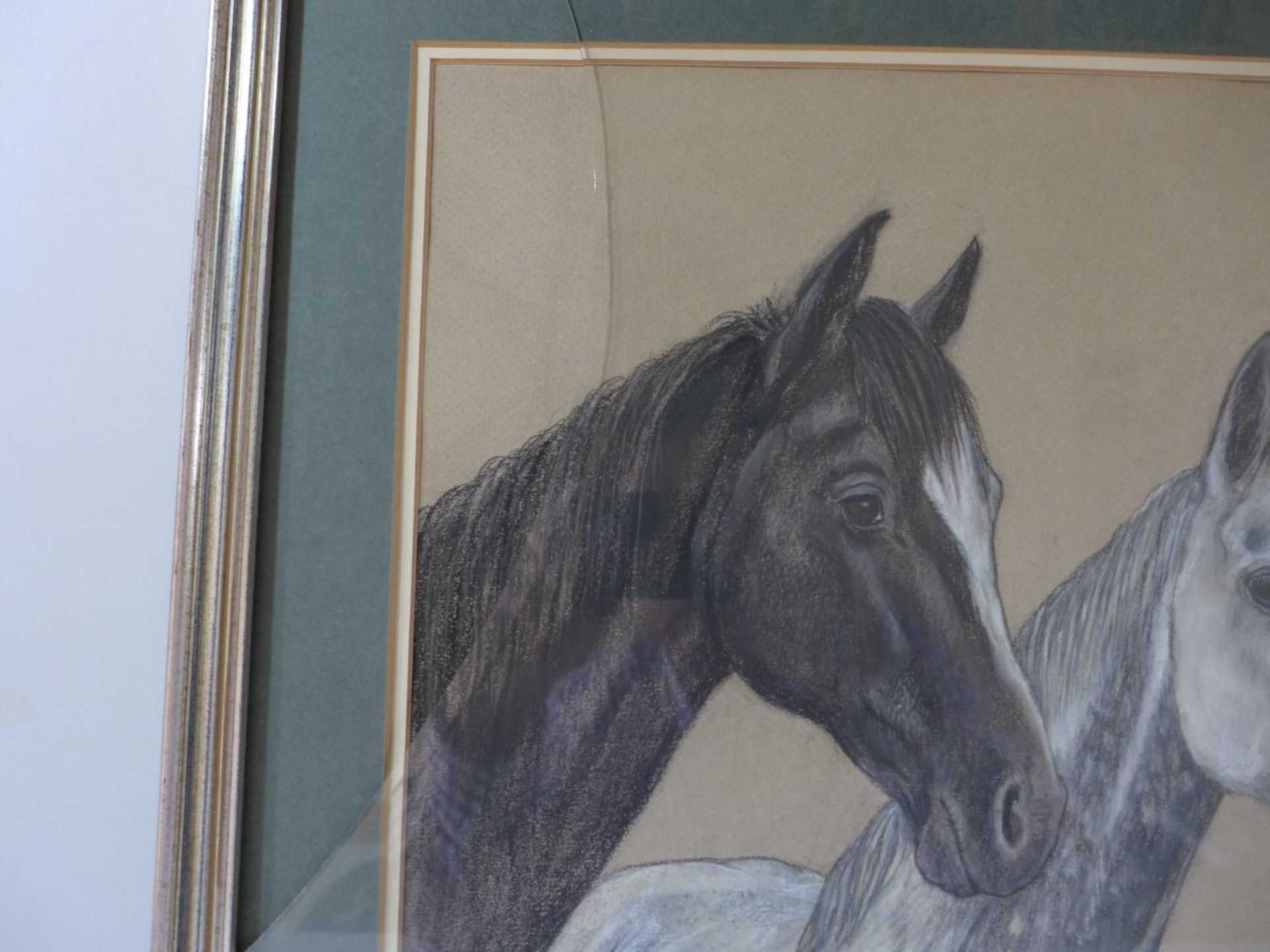 SHEILA EXCELL (BRITISH 20TH CENTURY) STUDY OF THREE HORSES, PASTEL, SIGNED AND DATED 83, 33X50CM, - Bild 4 aus 4