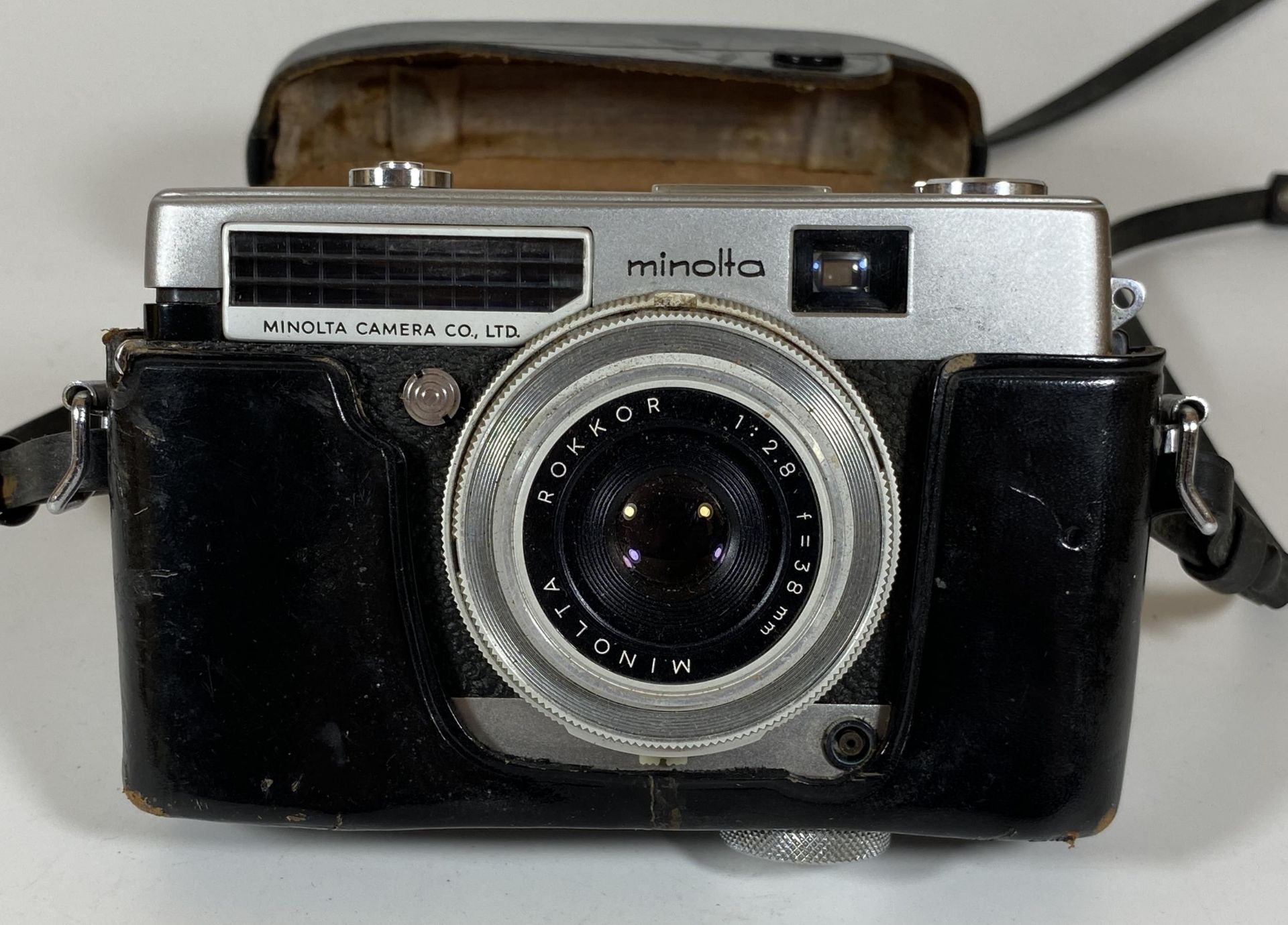 A VINTAGE CASED MINOLTA P CAMERA FITTED WITH ROKKOR 38MM LENS