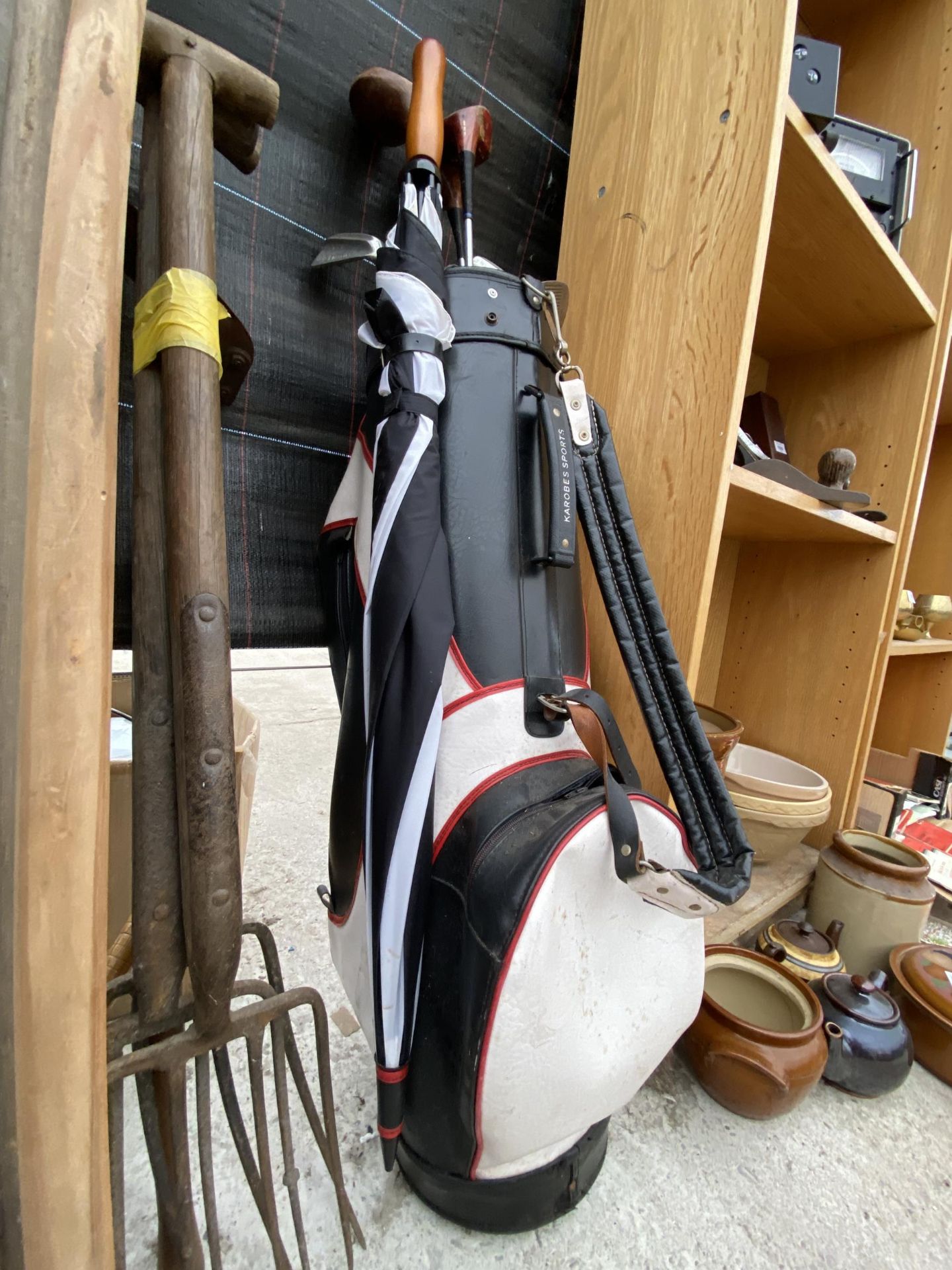 A GOLF BAG AND AN ASSORTMENT OF RETRO GOLF CLUBS - Image 6 of 6