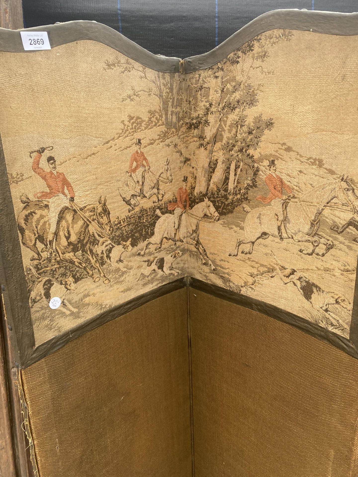 A FOUR DIVISION SCREEN DECORATED WITH HUNTING SCENES - Image 2 of 4