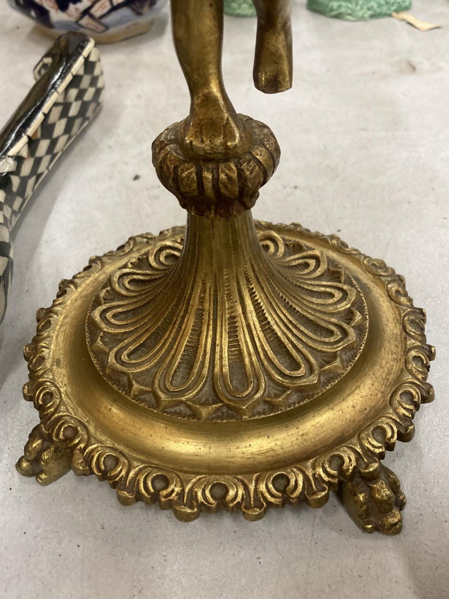 A VINTAGE ORMOLU GILT CHERUB TABLE LAMP AND SHADE - Bild 4 aus 4