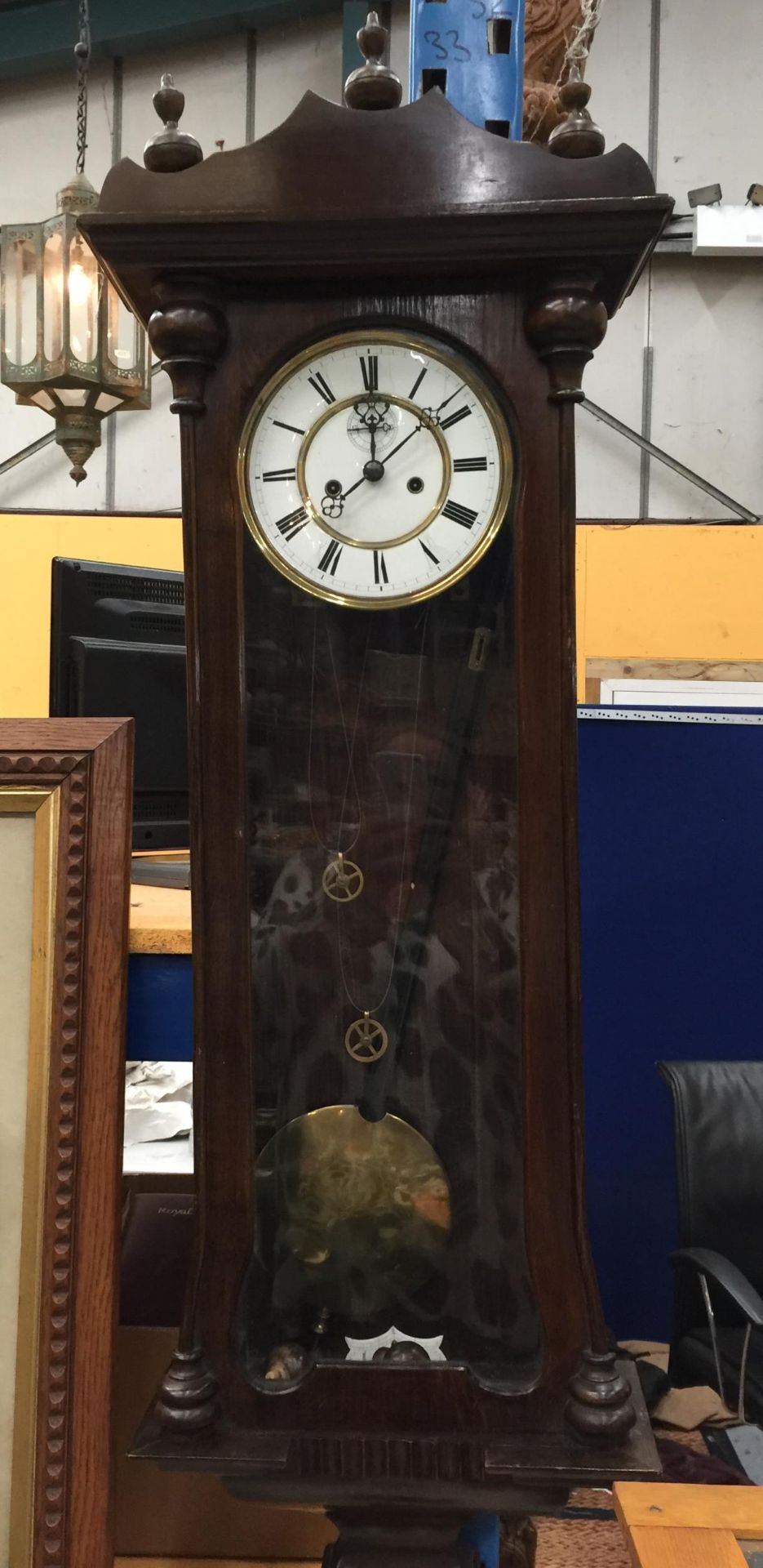 AN EDWARDIAN DOUBLE WEIGHTED CHIMING WALL CLOCK IN MAHOGANY CASE, WITH WEIGHTS