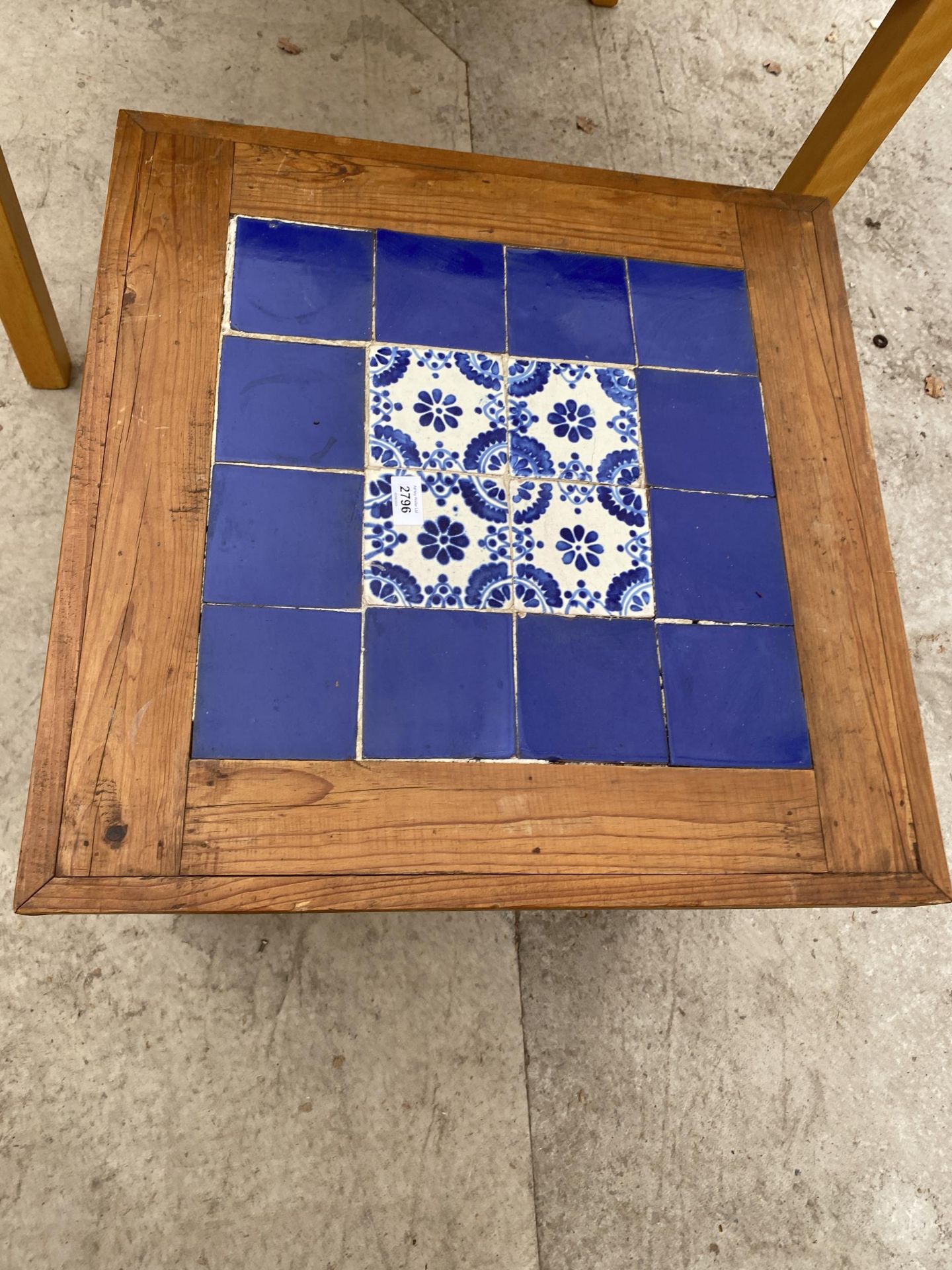 A MODERN PINE LAMP TABLE WITH INSET TILE TOP, 23.5" SQUARE - Image 3 of 3