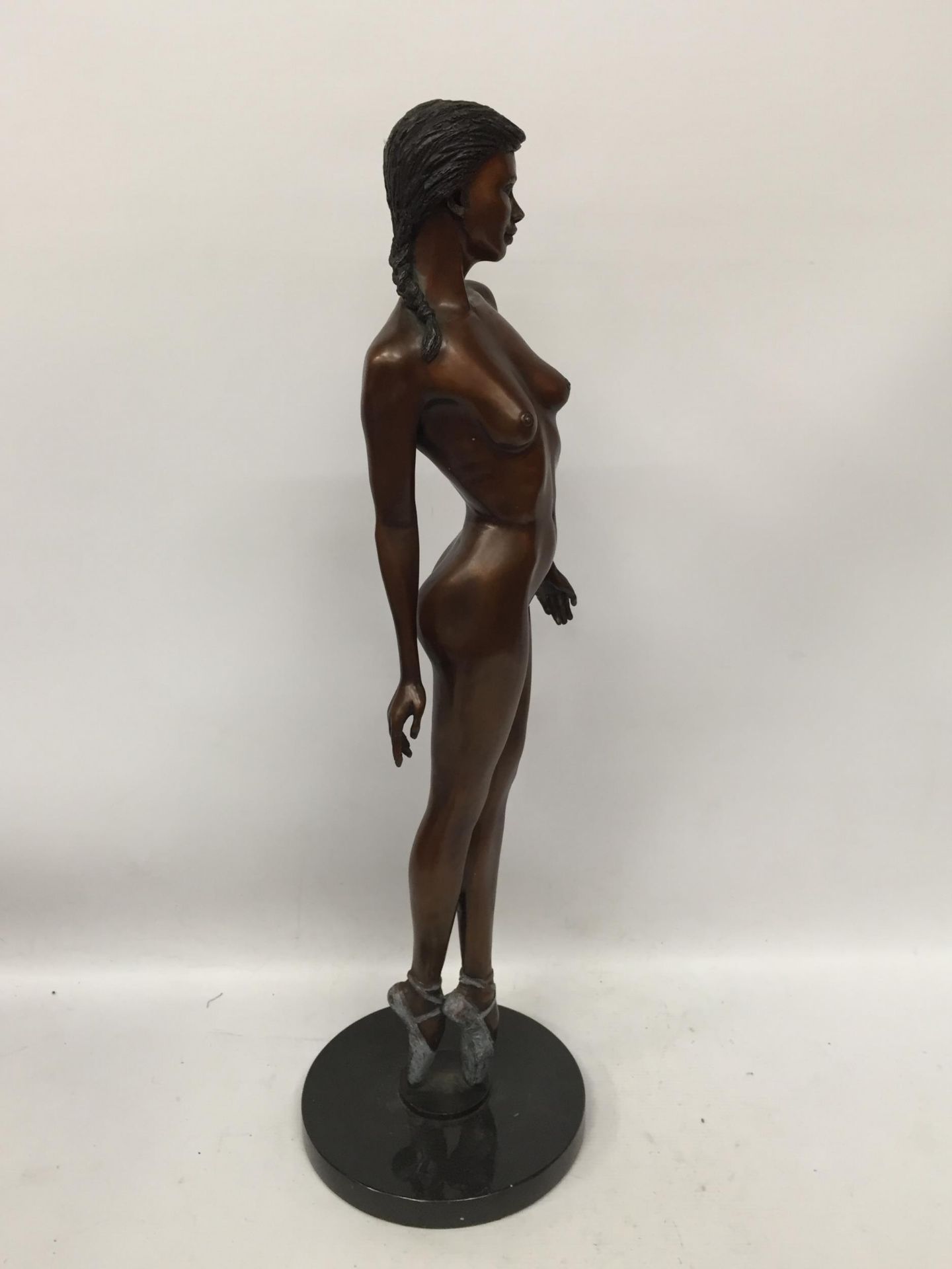 A BRONZE NUDE LADY BALLERINA FIGURE ON MARBLE BASE - Image 2 of 4