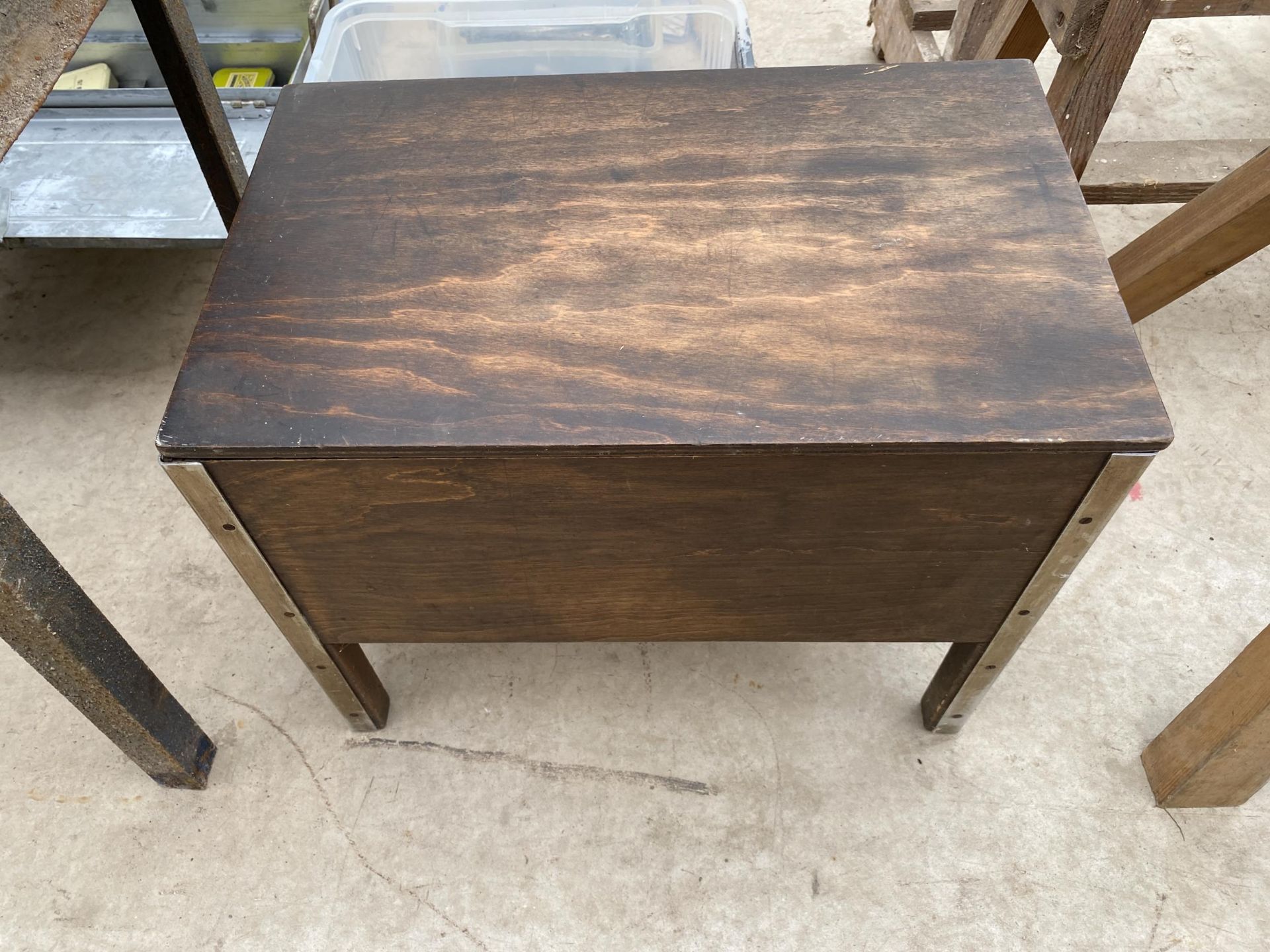 A VINTAGE WOODEN AND METAL TOOL CHEST WITH LIFT OUT TRAY AND AN ASSORTMENT OF TOOLS TO INCLUDE BRACE - Bild 5 aus 6