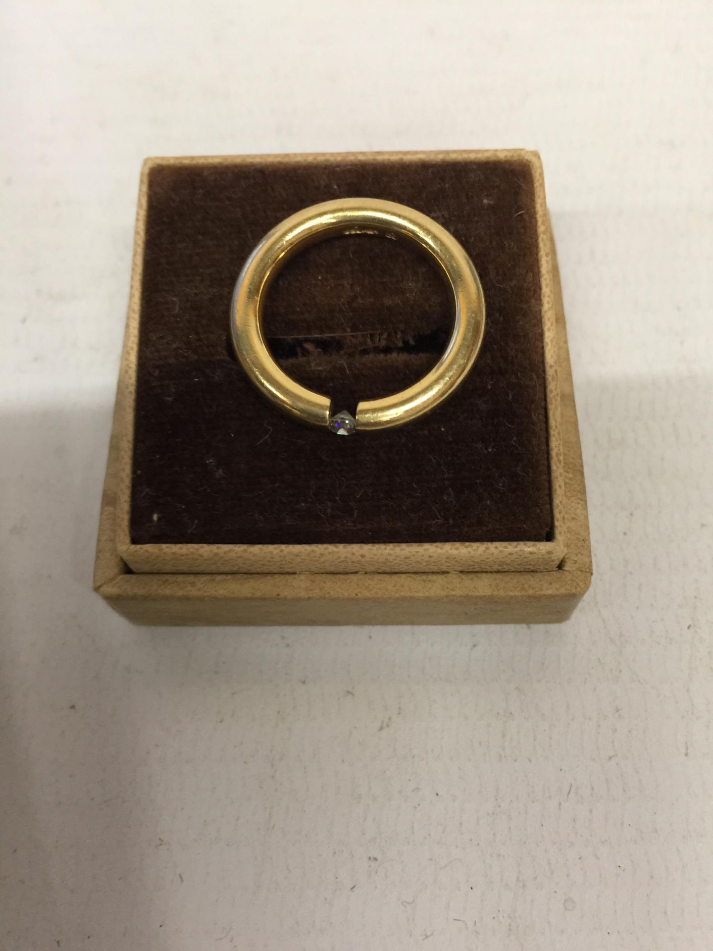 AN 18CT GOLD DIAMOND RING - SIZE J - Image 2 of 2