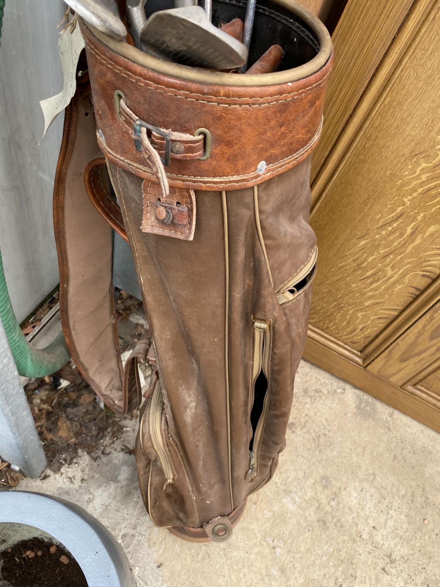 A VINTAGE GOLF BAG AND AN ASSORTMENT OF VINTAGE GOLF CLUBS - Image 3 of 3