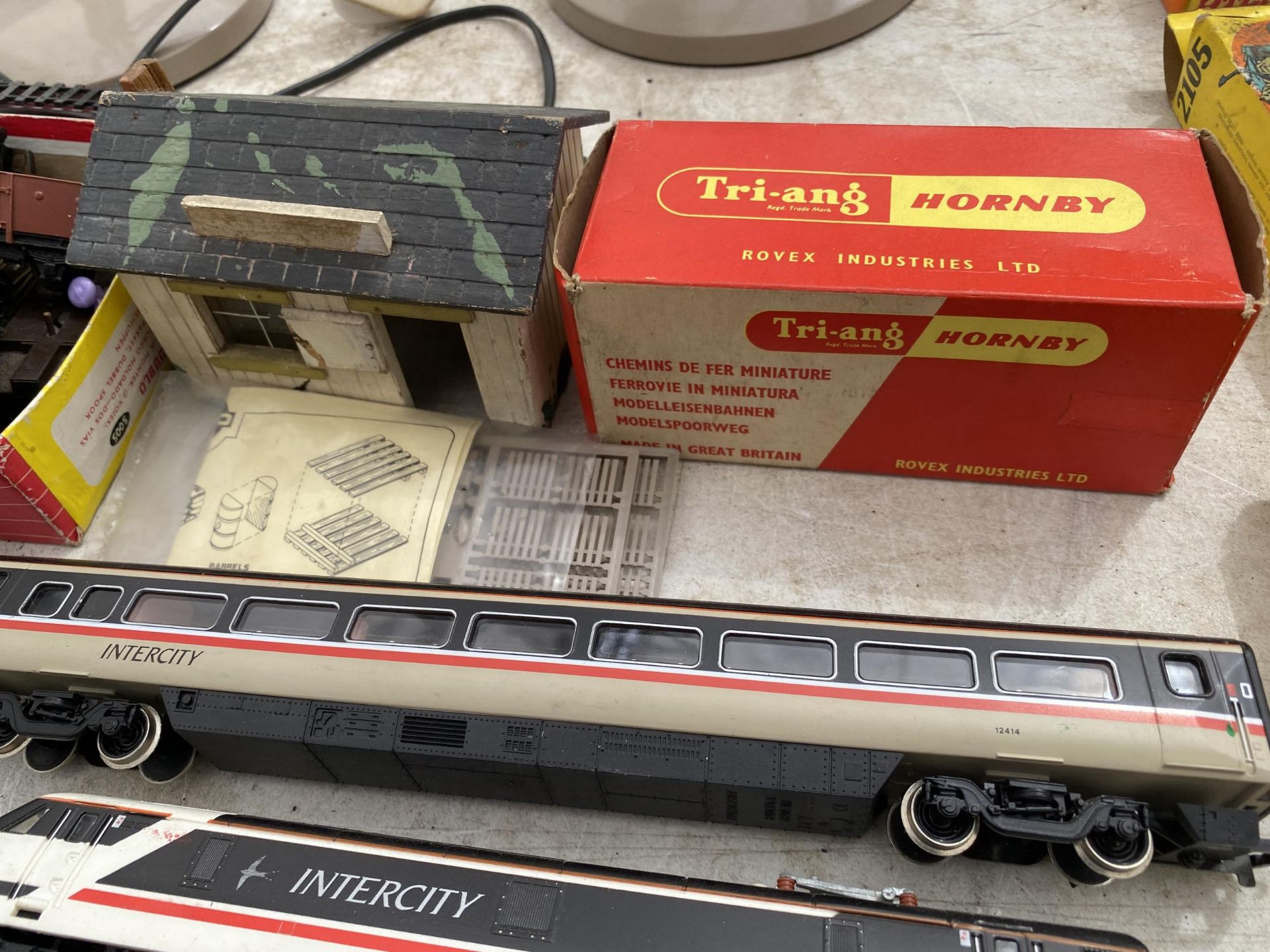 AN ASSORTMENT OF MODEL TRAIN ITEMS TO INCLUDE TRACK, TRAINS AND CARTS, TO ALSO INCLUDE SOME TRI- - Image 3 of 3