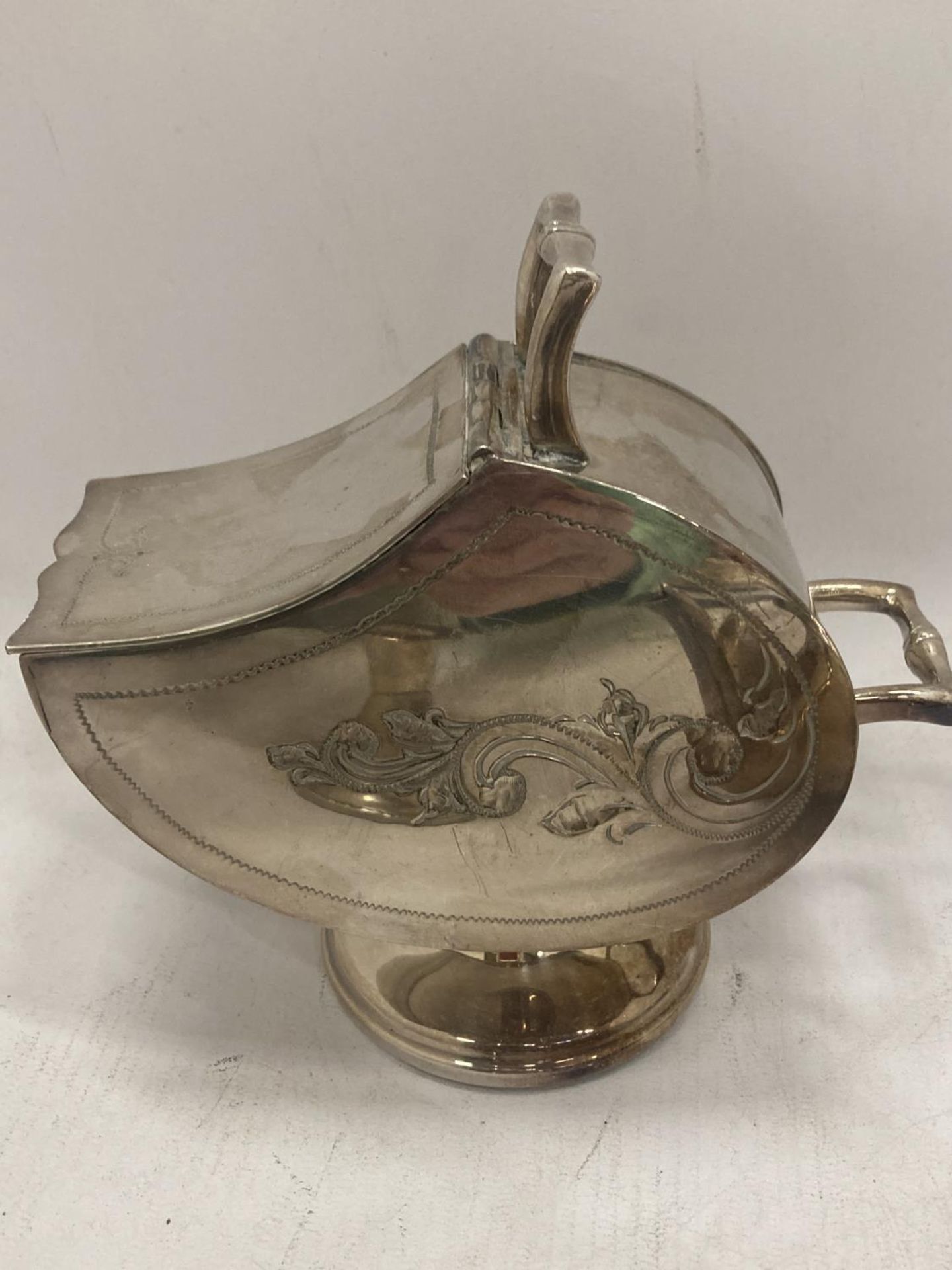 A QUANTITY OF SILVER PLATE TO INCLUDE A TRAY WITH A TEAPOT, SUGAR BOWL, CREAM JUG, ETC - Bild 5 aus 6