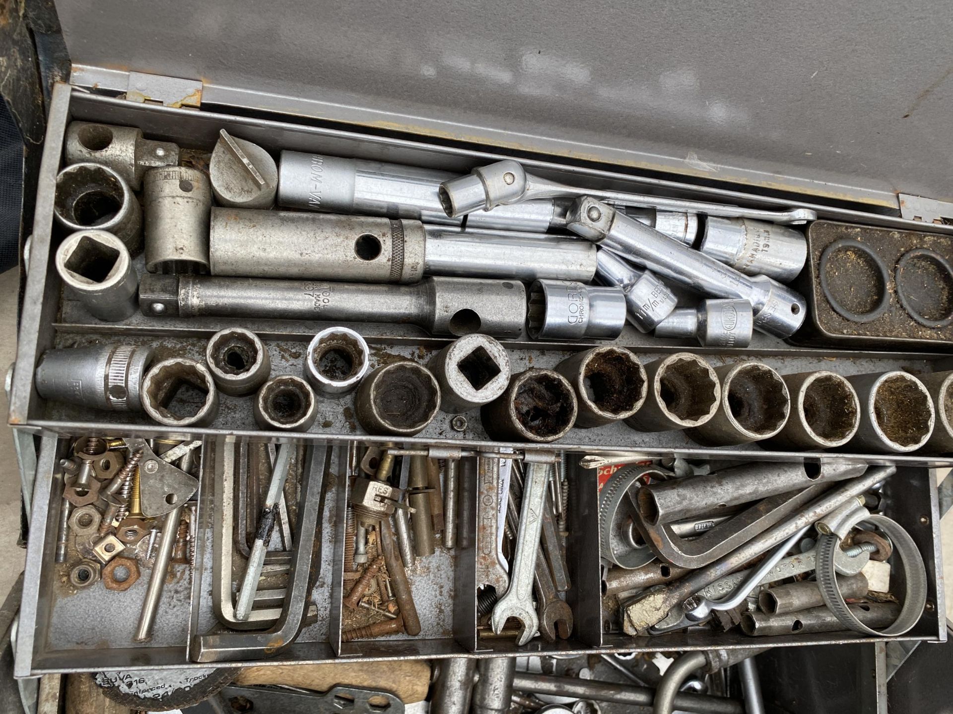 A METAL TOOL BOX WITH AN ASSORTMENT OF TOOLS TO INCLUDE SPANNERS, ALAN KEYS AND A WIRE BRUSH ETC - Image 4 of 4