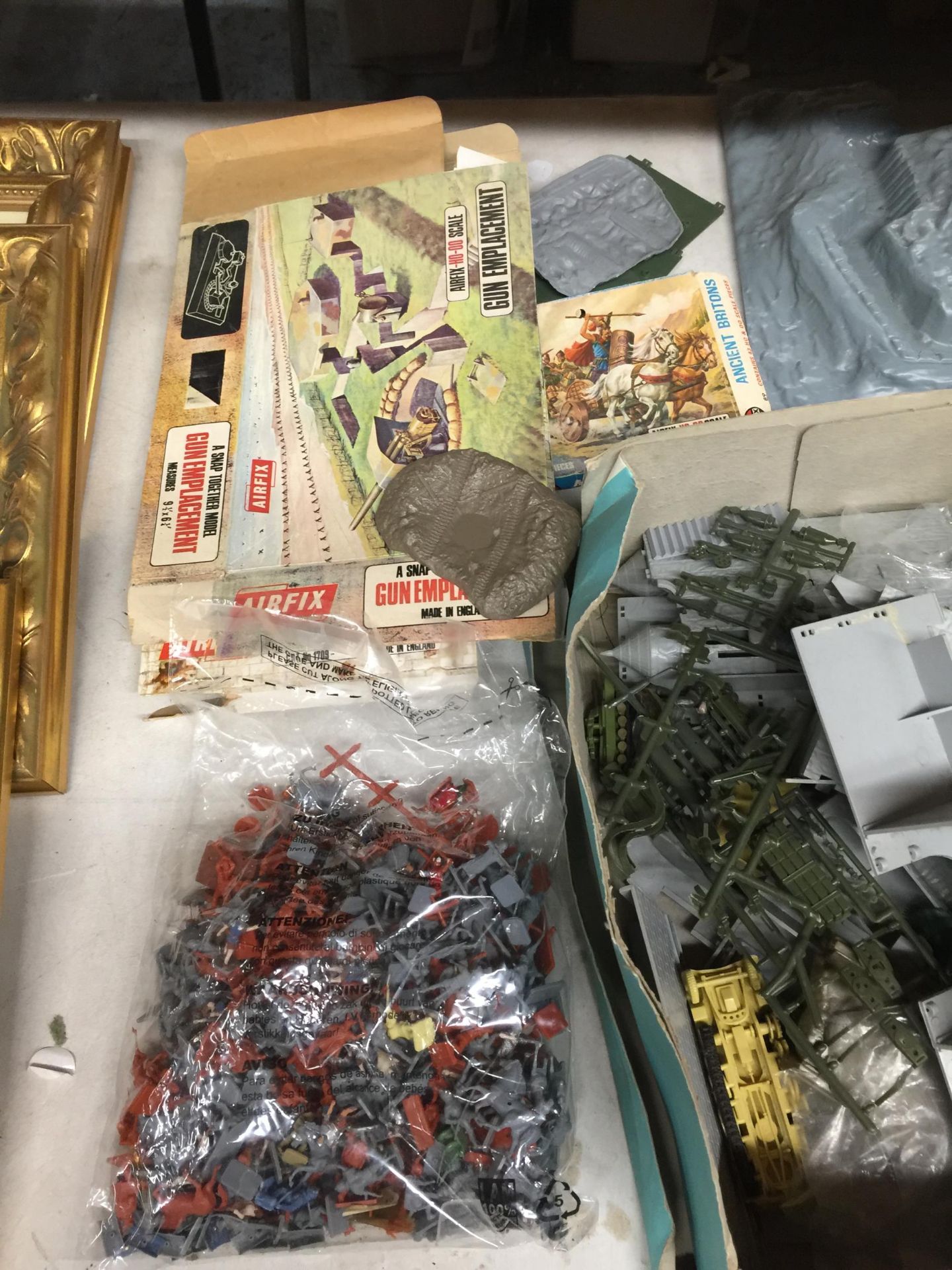 A LARGE GROUP OF ARMY RELATED TOYS, MODEL PLANES ETC - Image 4 of 5