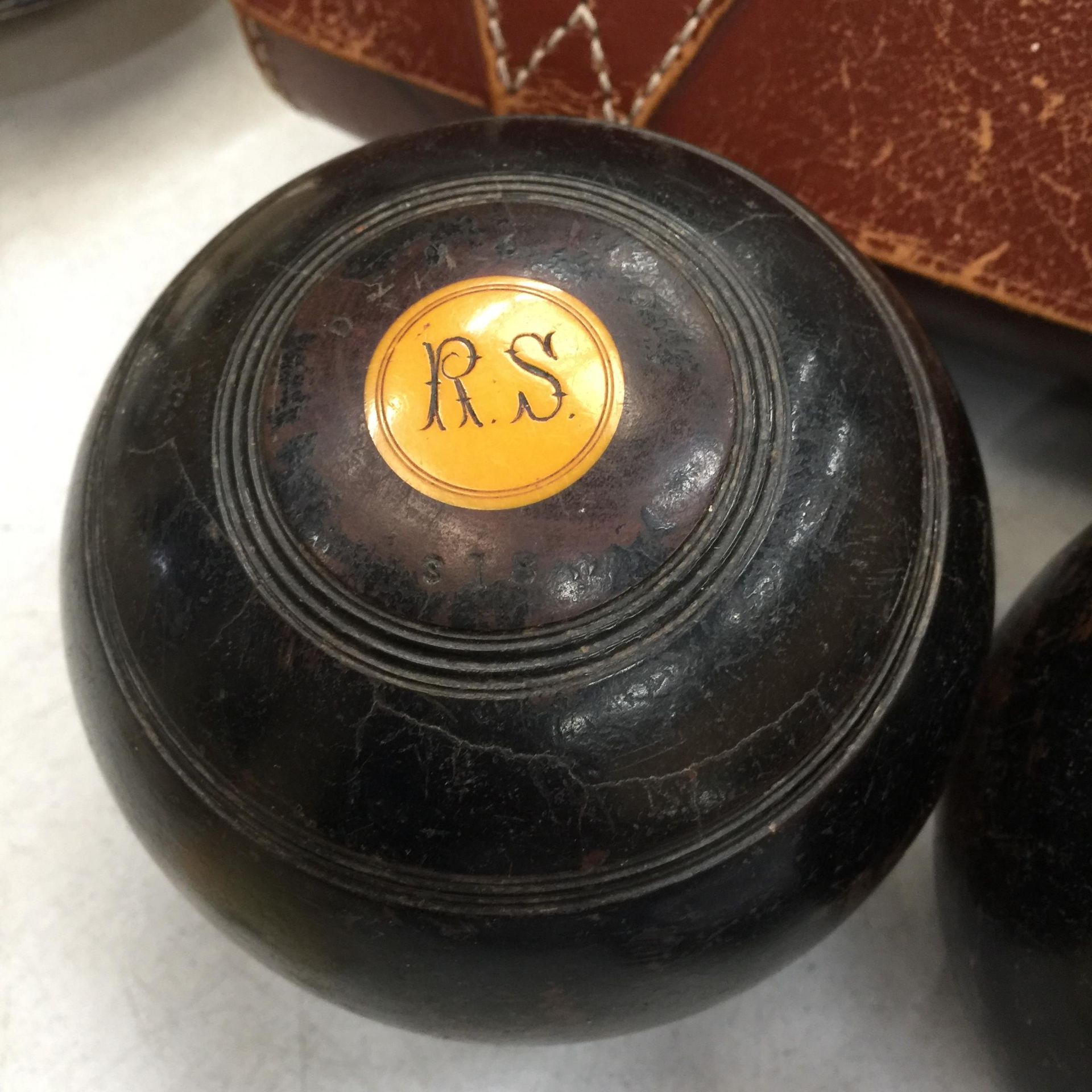 A SET OF VINTAGE BOWLS IN A LEATHER CASE - Image 2 of 2