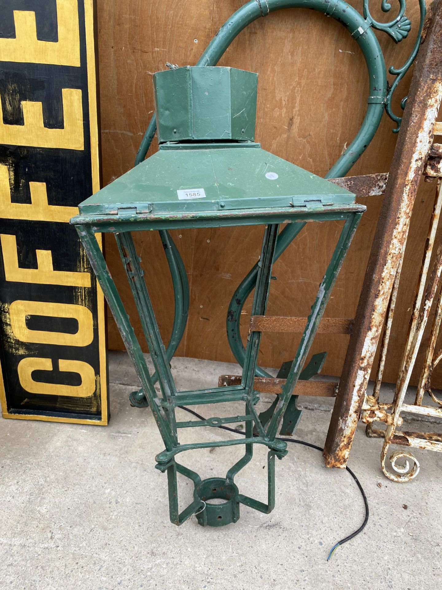 A VINTAGE DECORATIVE COURTYARD LIGHT WITH HANGING BRACKET (NO GLASS) - Image 2 of 4