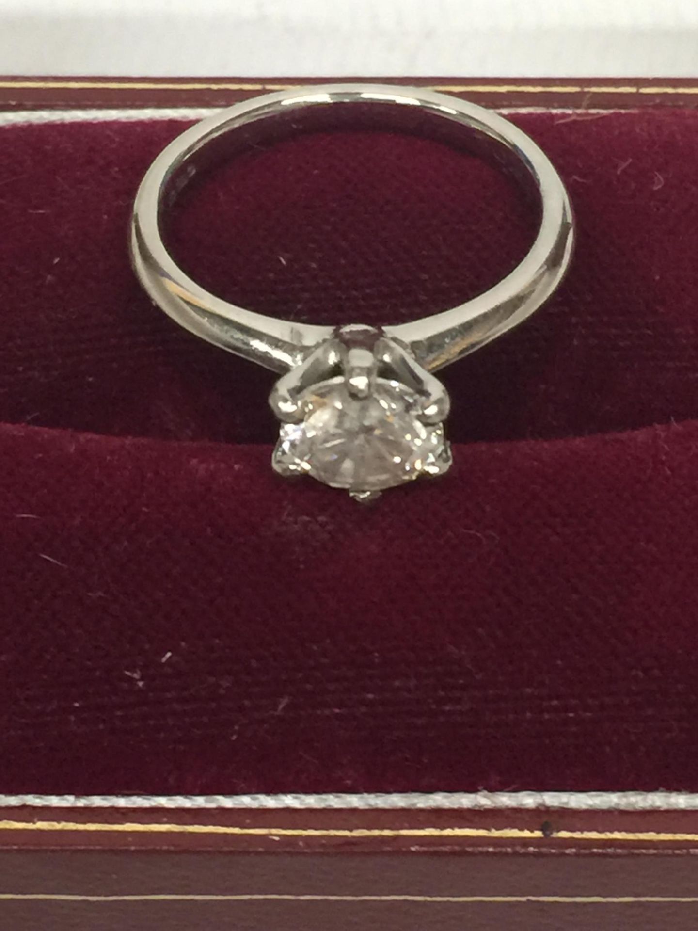 A PLATINUM (PT950) RING WITH A ONE CARAT SOLITAIRE DIAMOND SIZE M