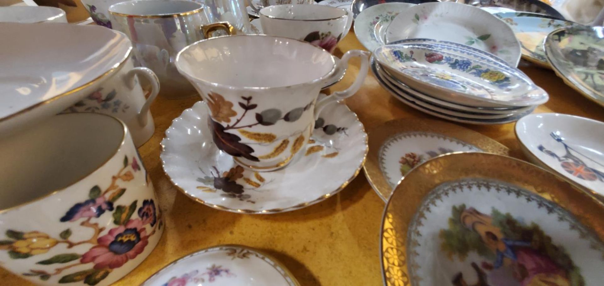 A LARGE QUANTITY OF CERAMICS AND CHINA TO INCLUDE CABINET PLATES, CHINA CUPS AND SAUCERS, PIN - Image 4 of 5
