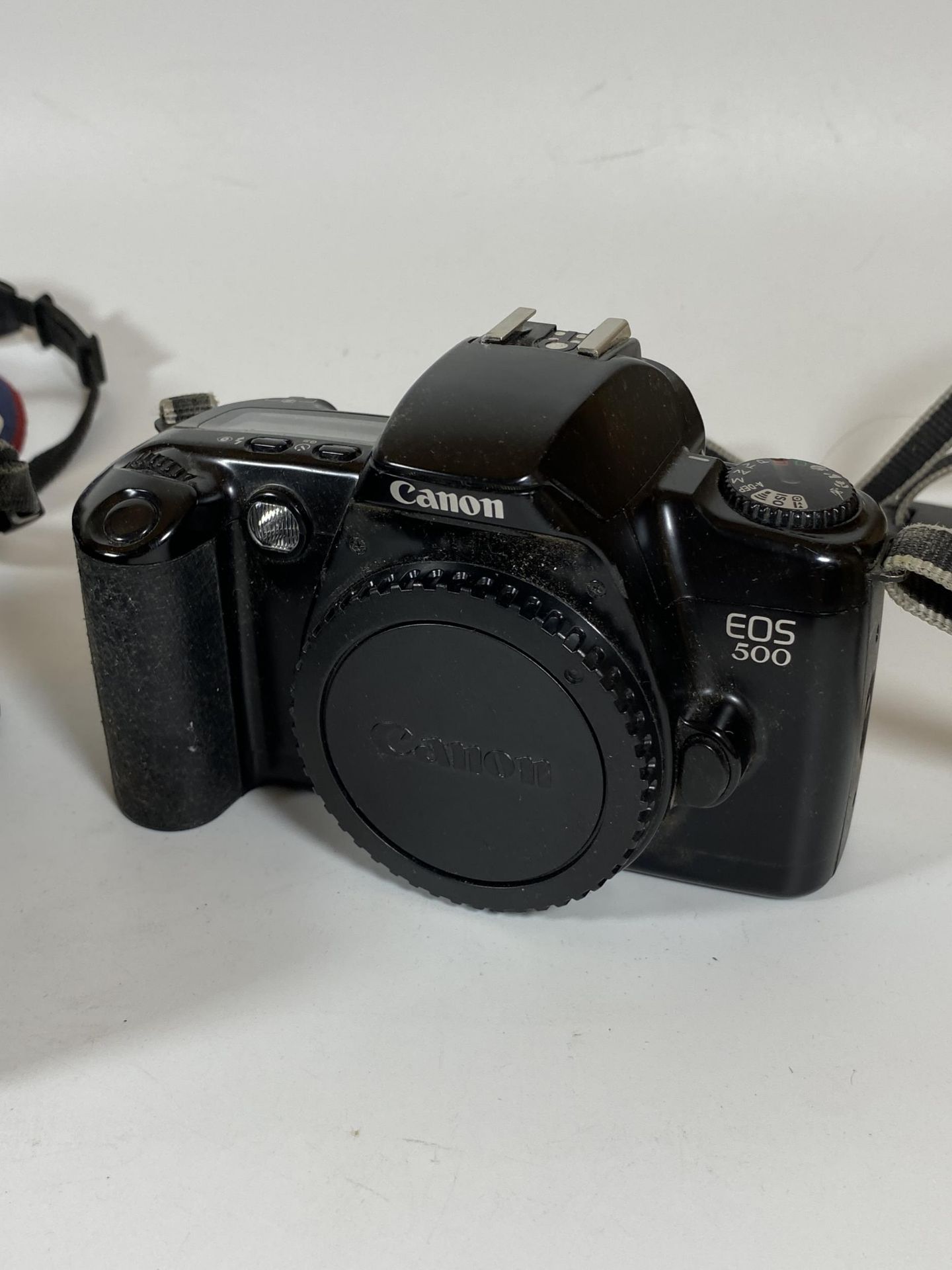 TWO VINTAGE CANON CAMERAS - EOS 500 FITTED WITH CANON ZOOM LENS EF 28-80MM AND CANON EOS 500 BODY - Image 3 of 4