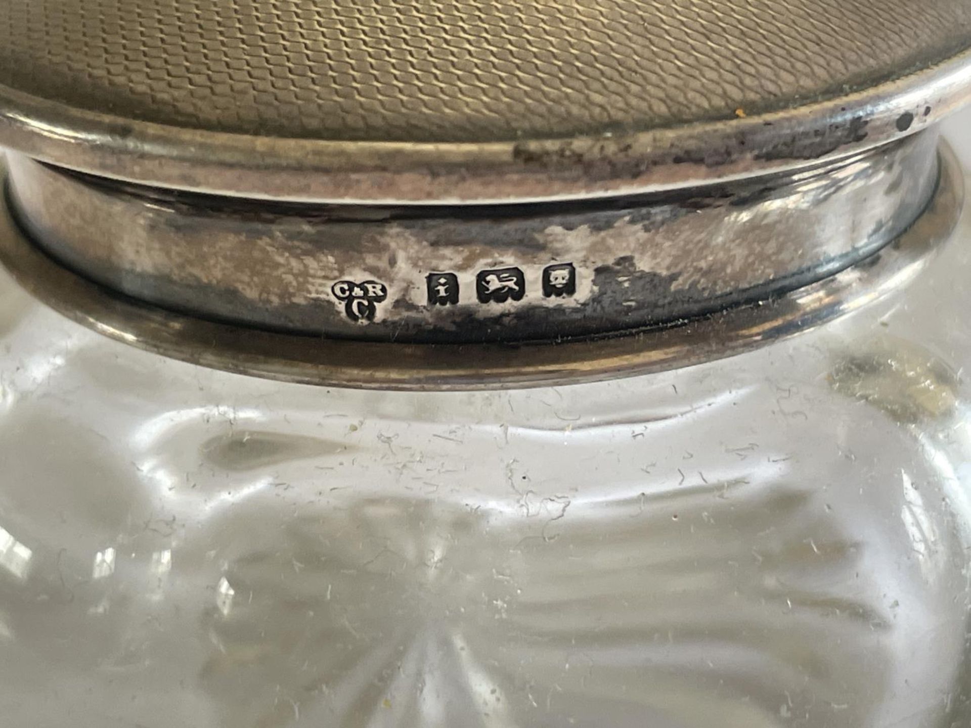 A GLASS POT WITH A HALLMARKED LONDON SILVER LID - Image 3 of 3
