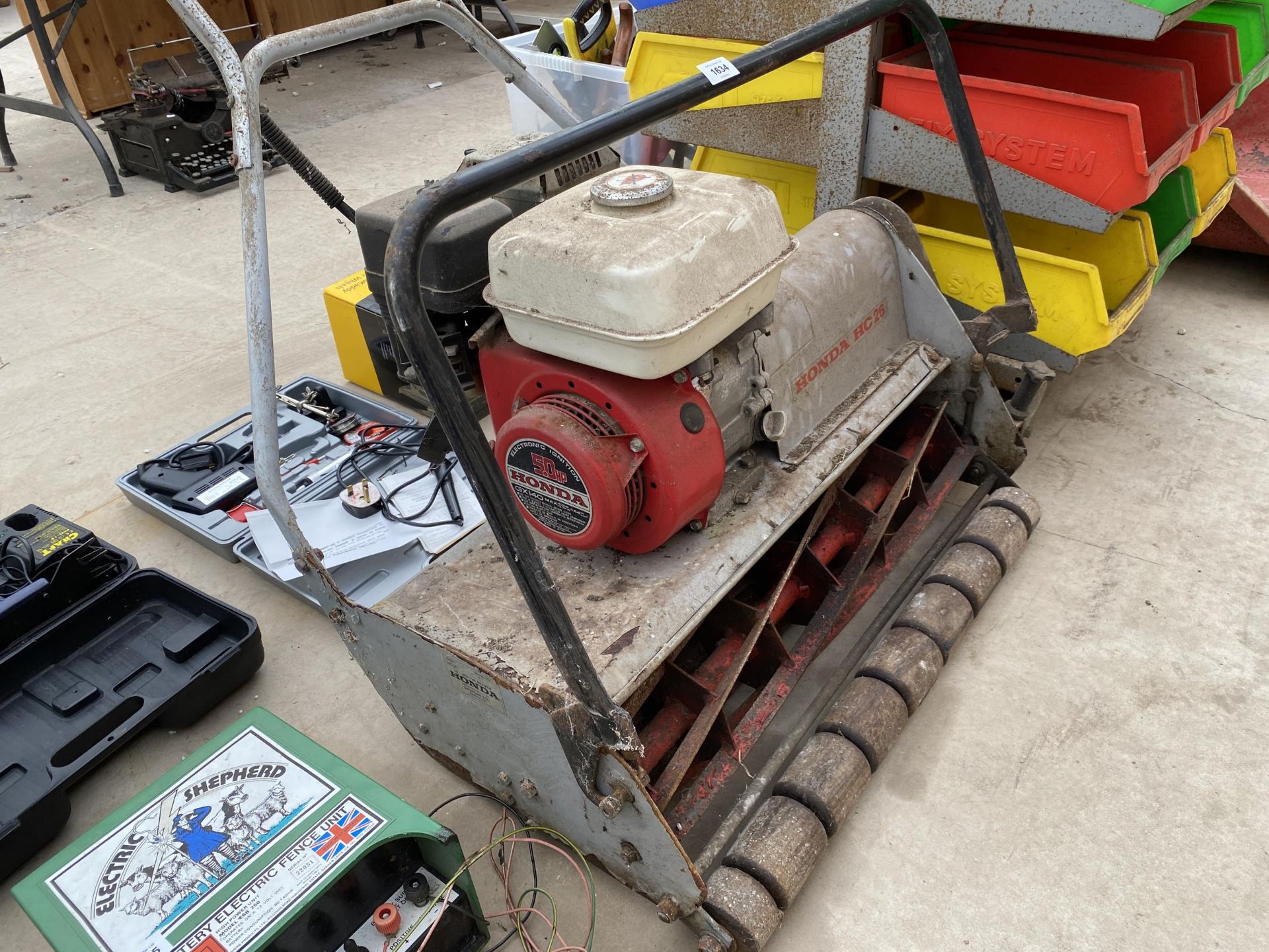 A HONDA HC26 PETROL LAWN MOWER - Image 2 of 5