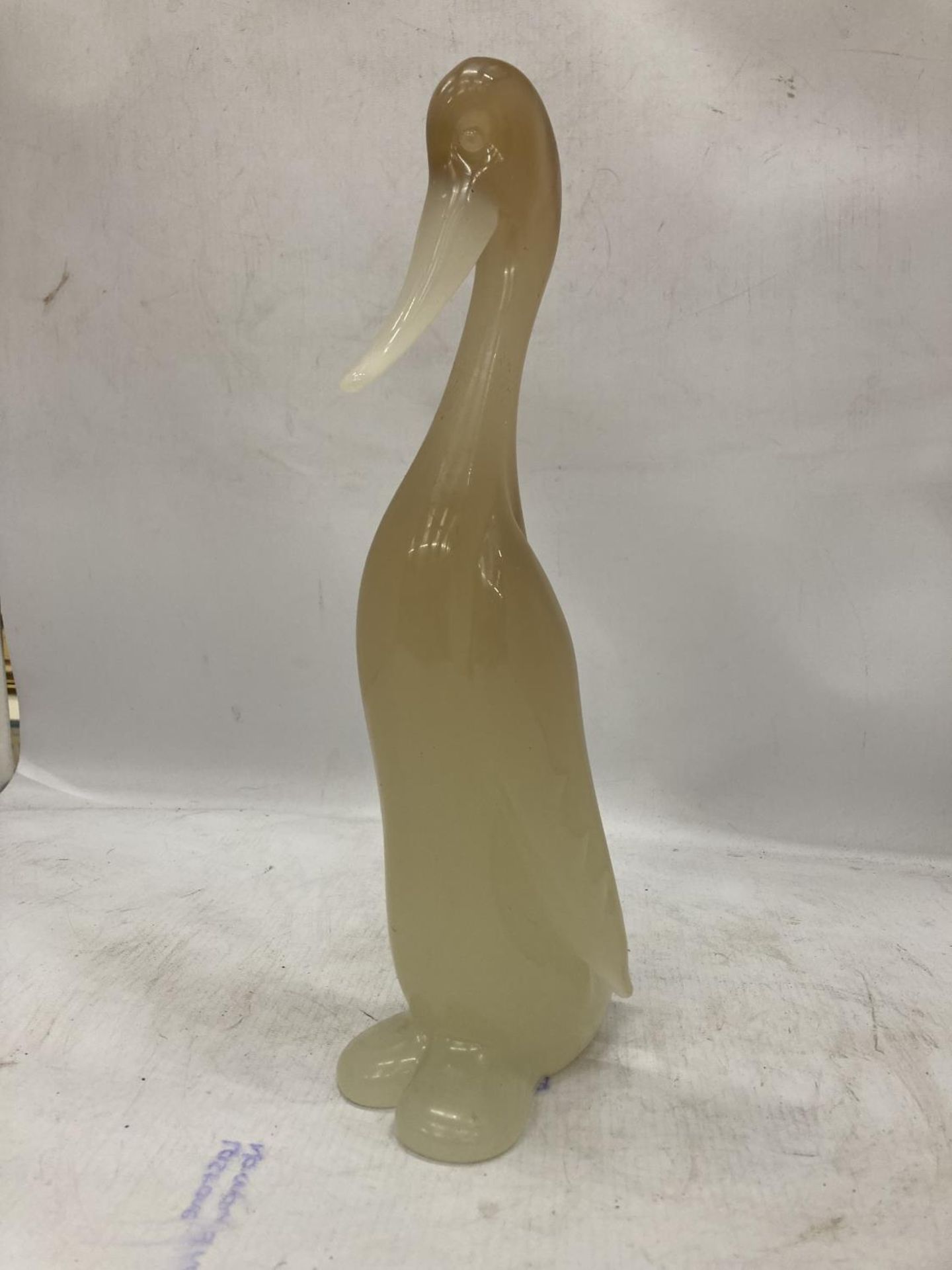 A LARGE GLASS MODEL OF A BIRD HEIGHT 33CM