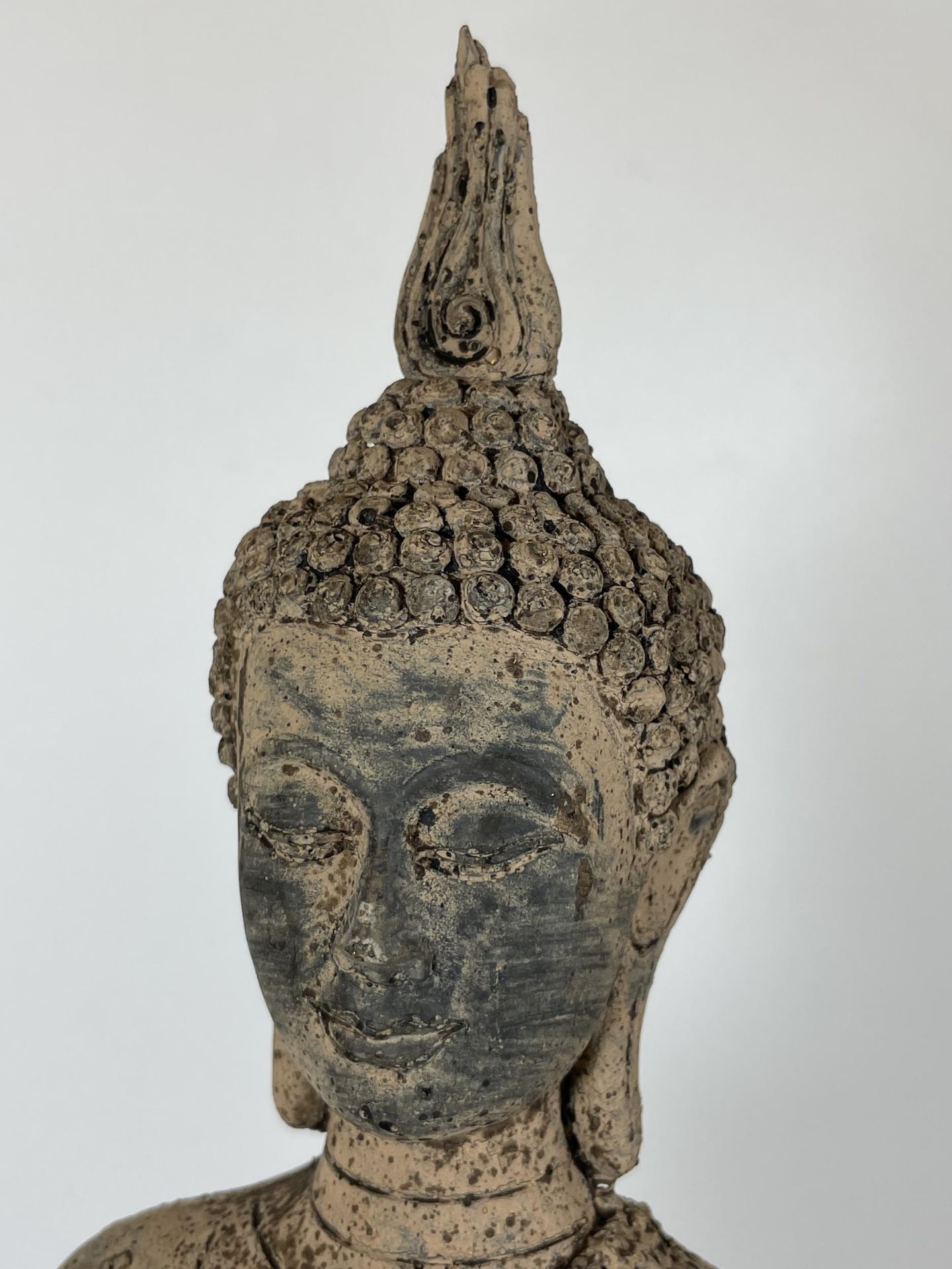 A DECORATIVE STONE BUDDHA ON PLINTH, HEIGHT 39CM - Image 4 of 4