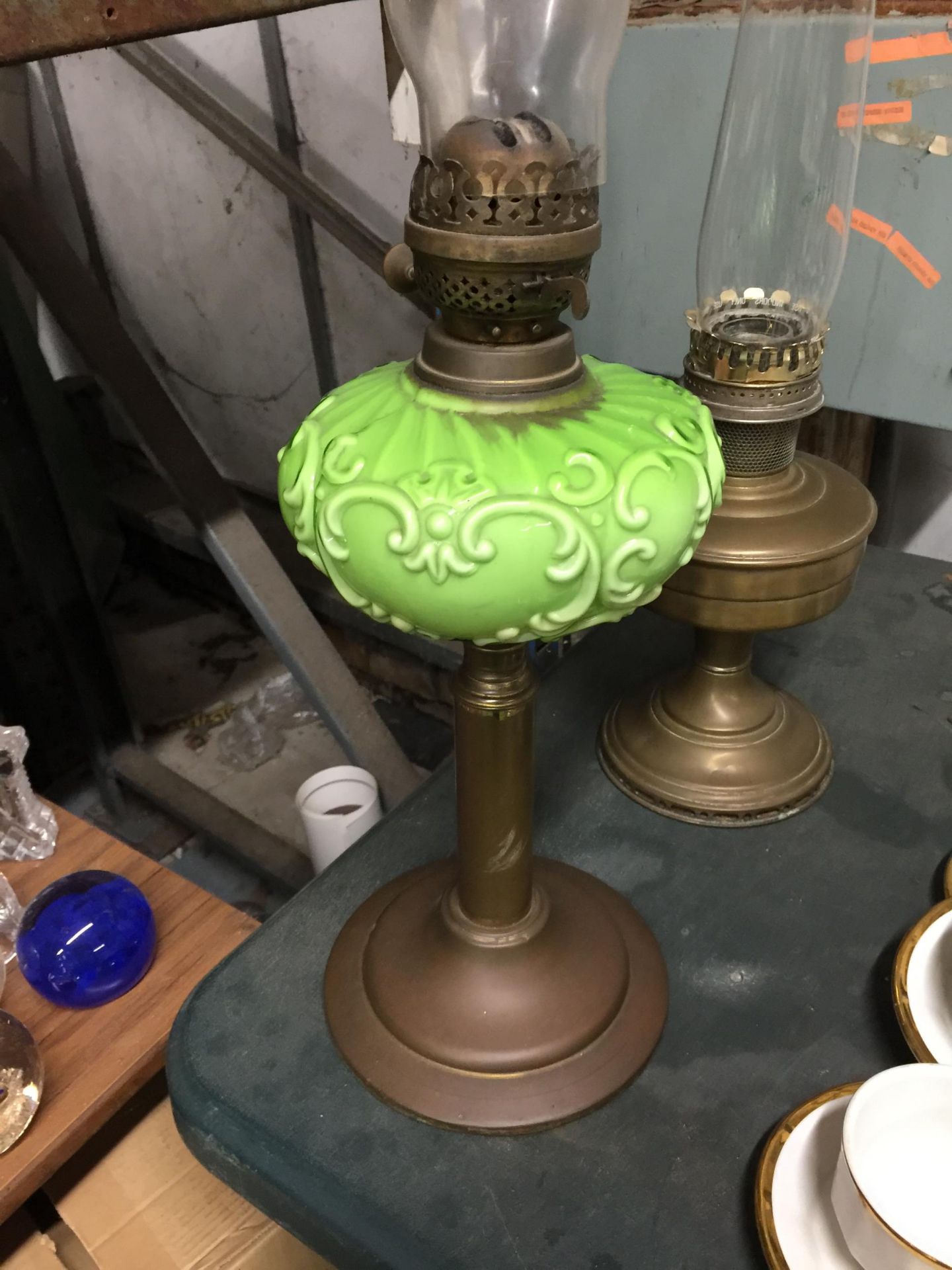 TWO VINTAGE BRASS OIL LAMPS TO INCLUDE ONE WITH GREEN RESERVOIR - Image 2 of 3