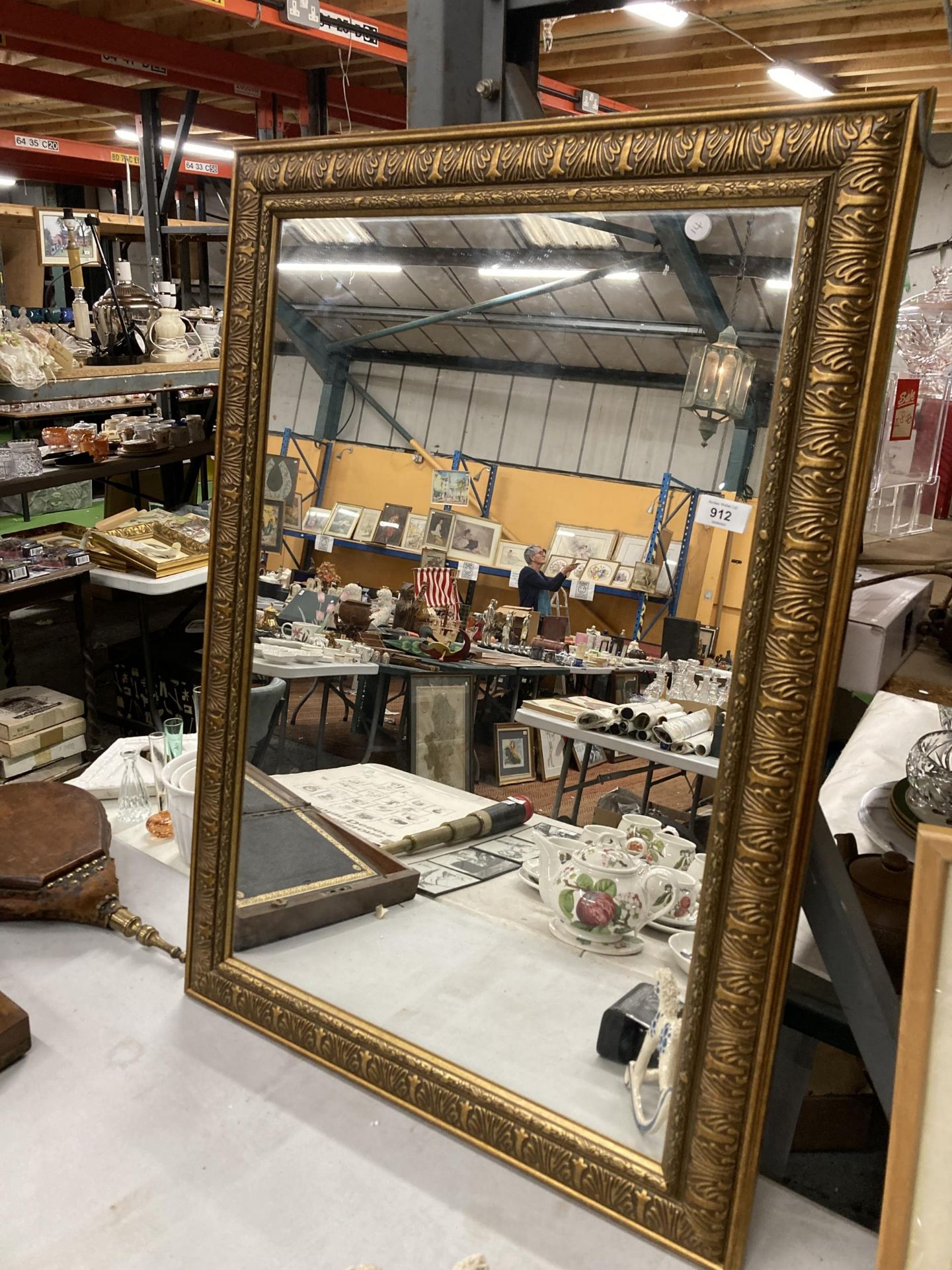 A LARGE ORNATE RECTANGULAR GILT FRAMED MIRROR