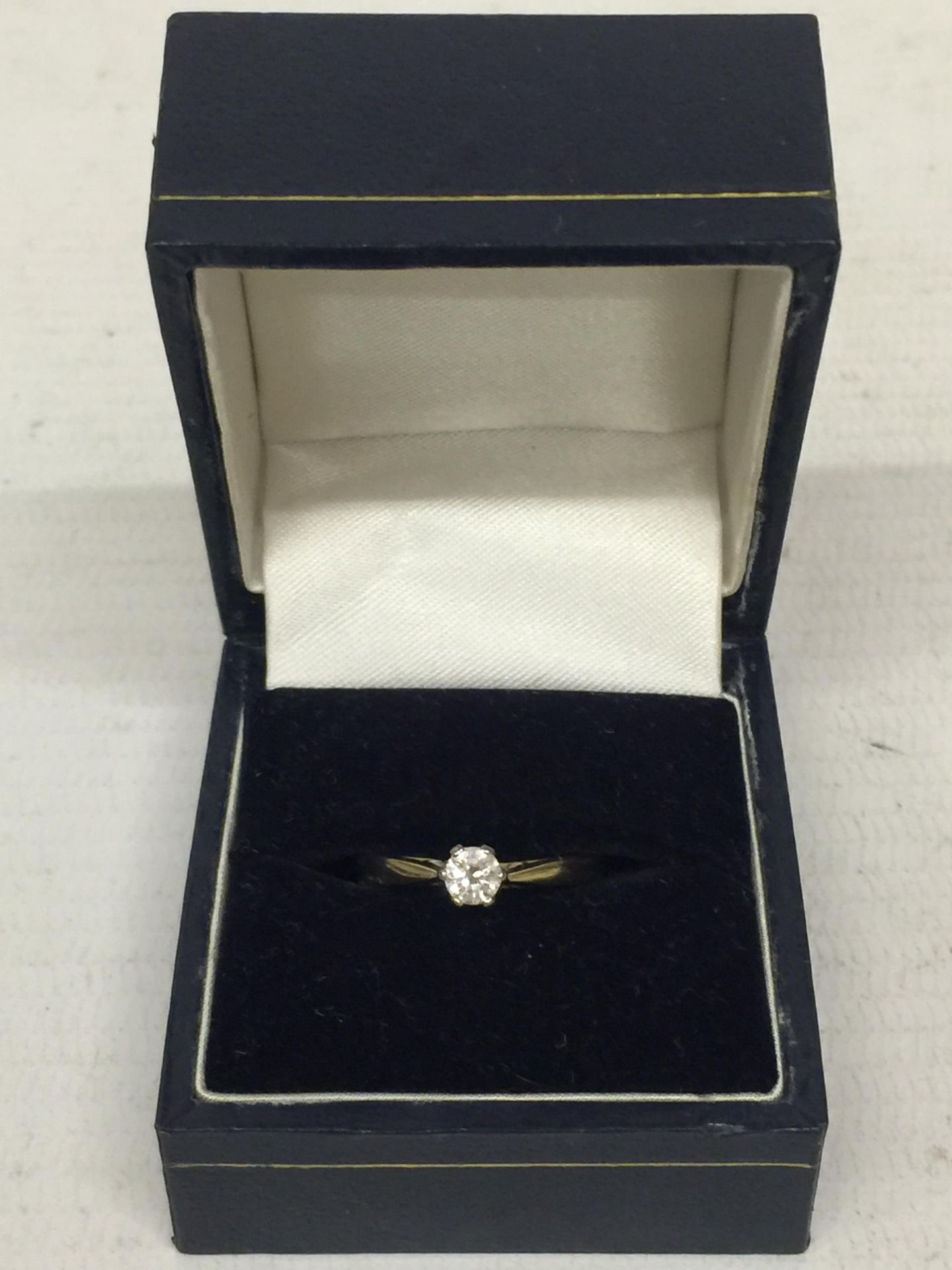 AN 18CT GOLD RING WITH SOLITAIRE - SIZE L