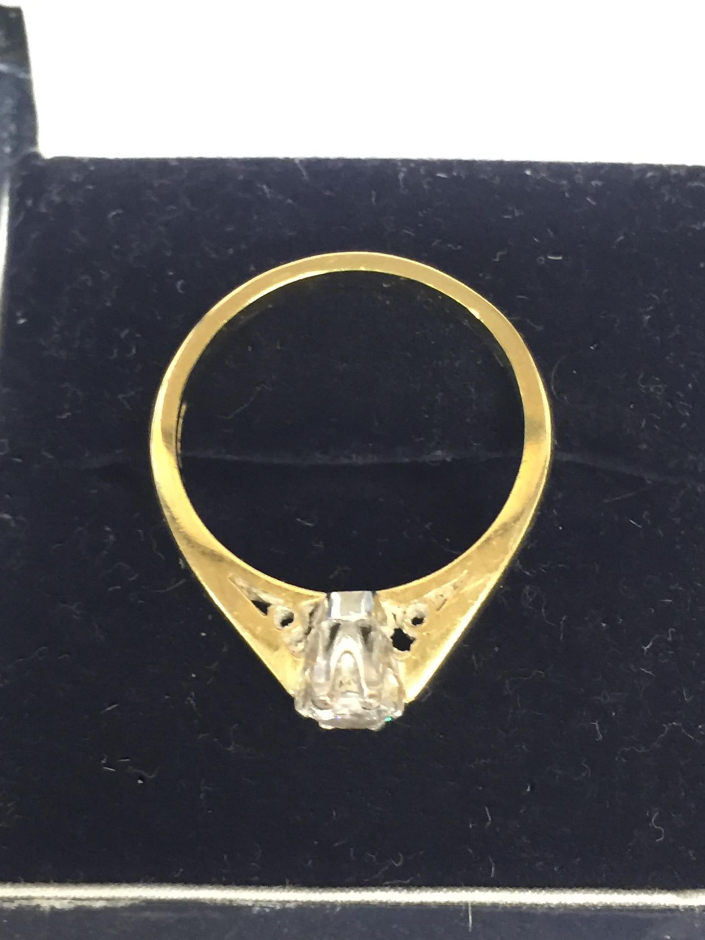 AN 18CT GOLD RING WITH SOLITAIRE - SIZE L - Image 2 of 3
