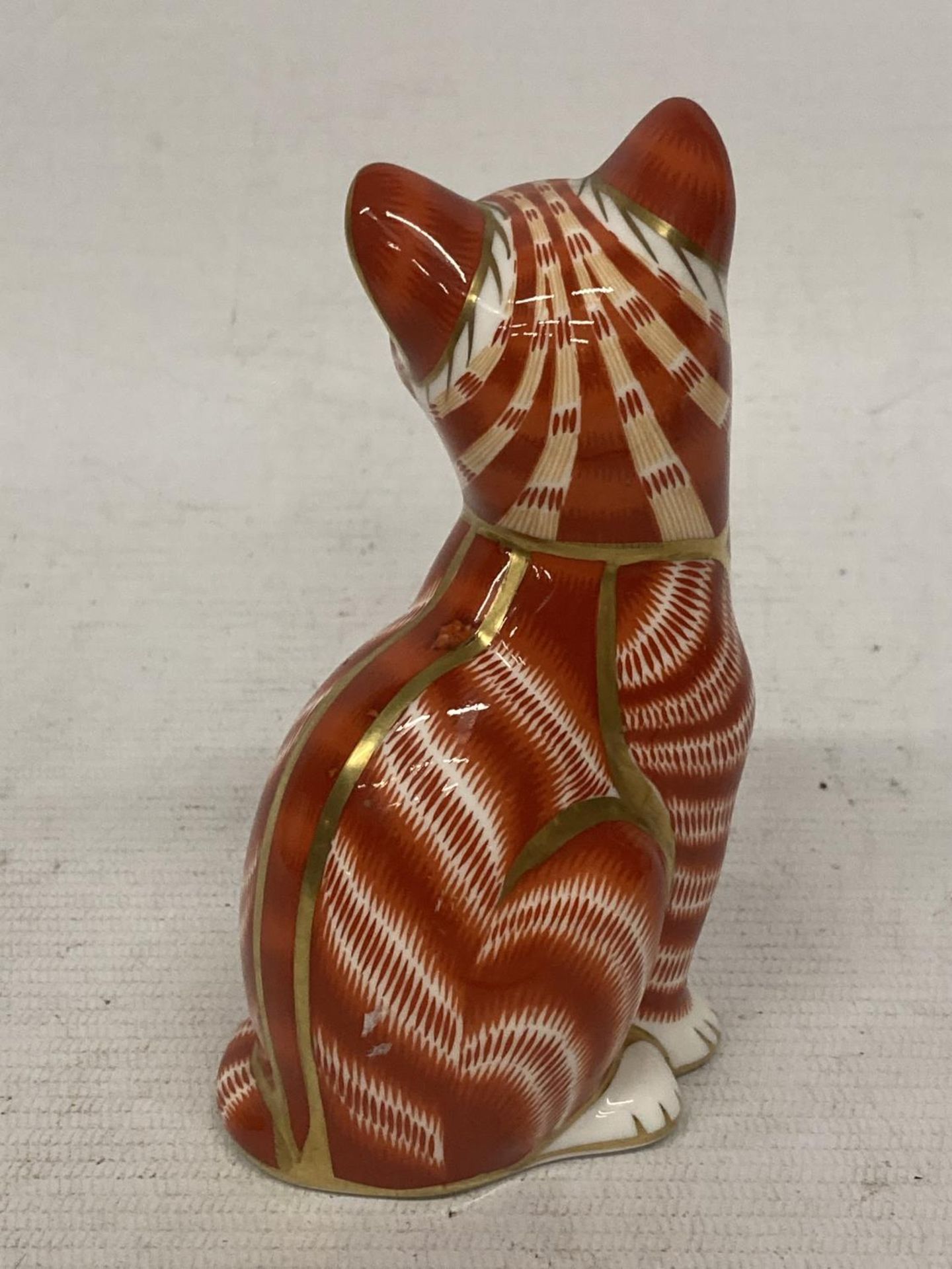 A ROYAL CROWN DERBY SITTING GINGER CAT (SECOND) WITH SILVER STOPPER - Image 3 of 4