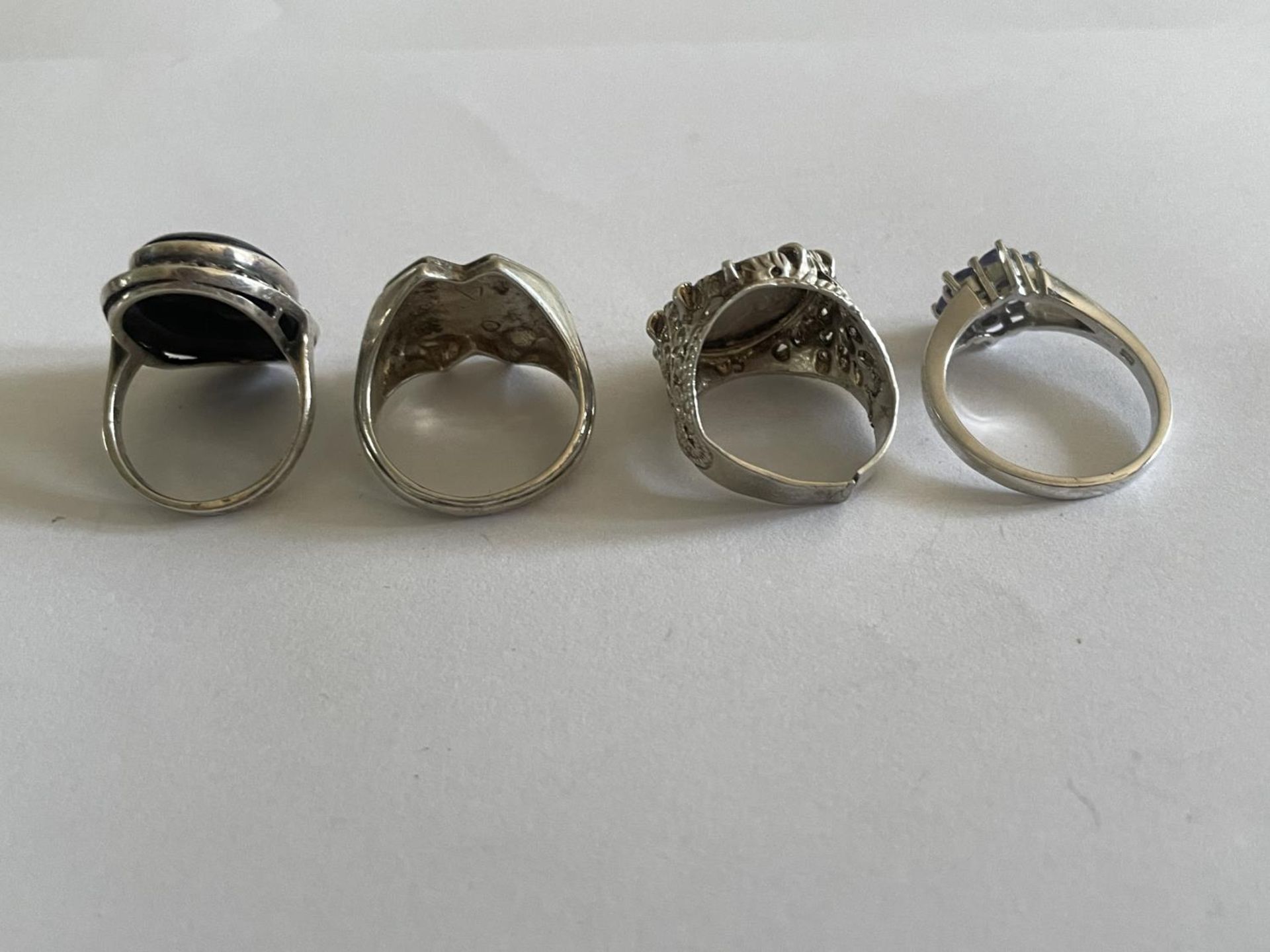 FOUR VARIOUS SILVER RINGS - Image 4 of 4