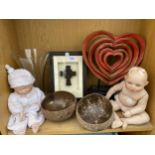 AN ASSORTMENT OF ITEMS TO INCLUDE DOLLS, A VASE AND TWO BOWLS ETC