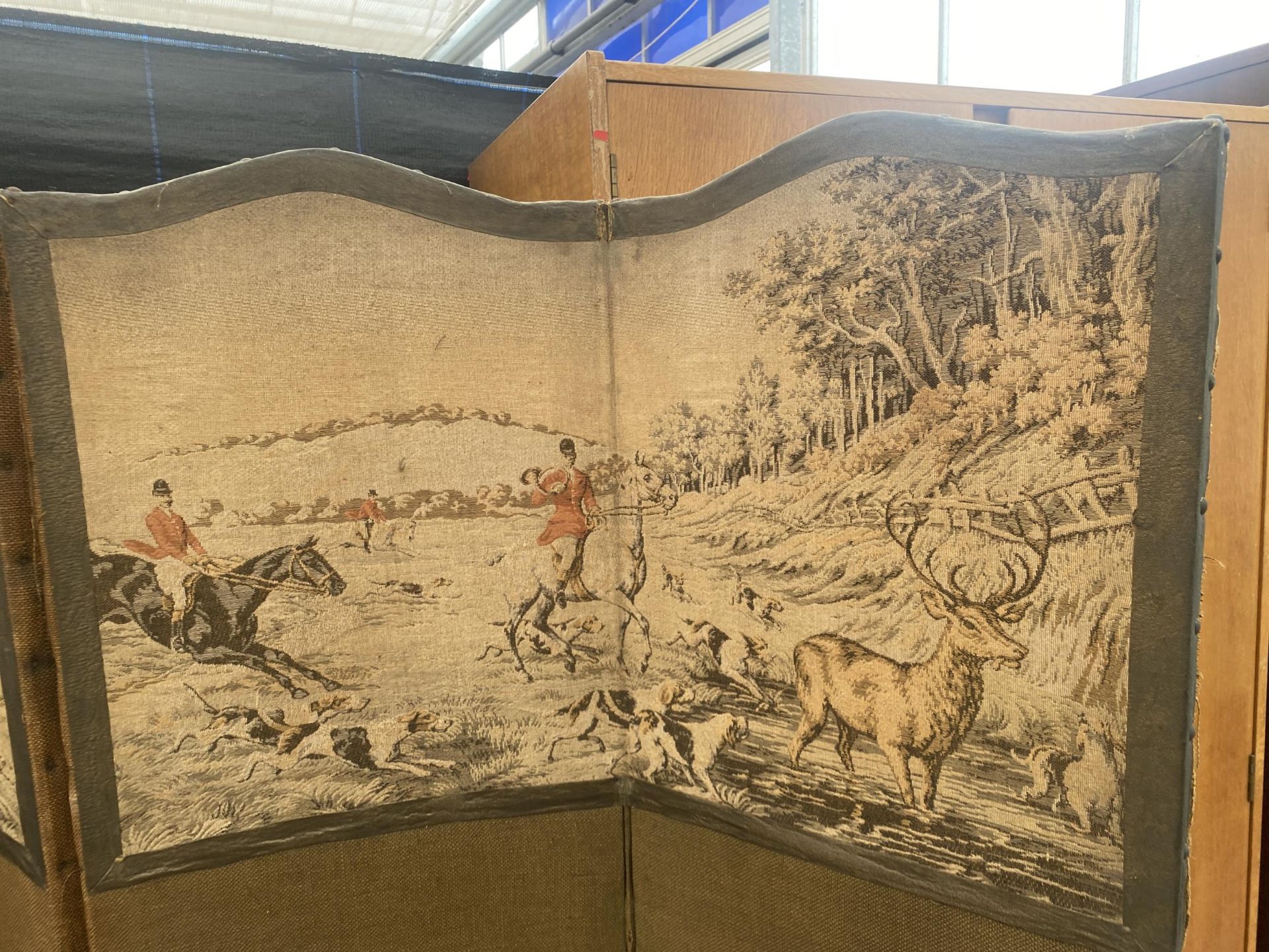 A FOUR DIVISION SCREEN DECORATED WITH HUNTING SCENES - Image 3 of 4