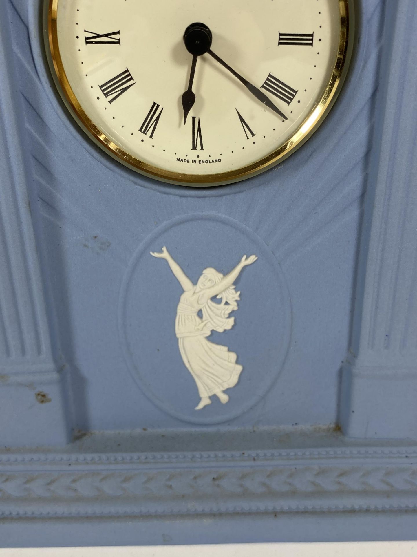 A WEDGWOOD BLUE JASPERWARE MILLENIUM 2000 DANCING HOURS MANTLE CLOCK - Image 2 of 5