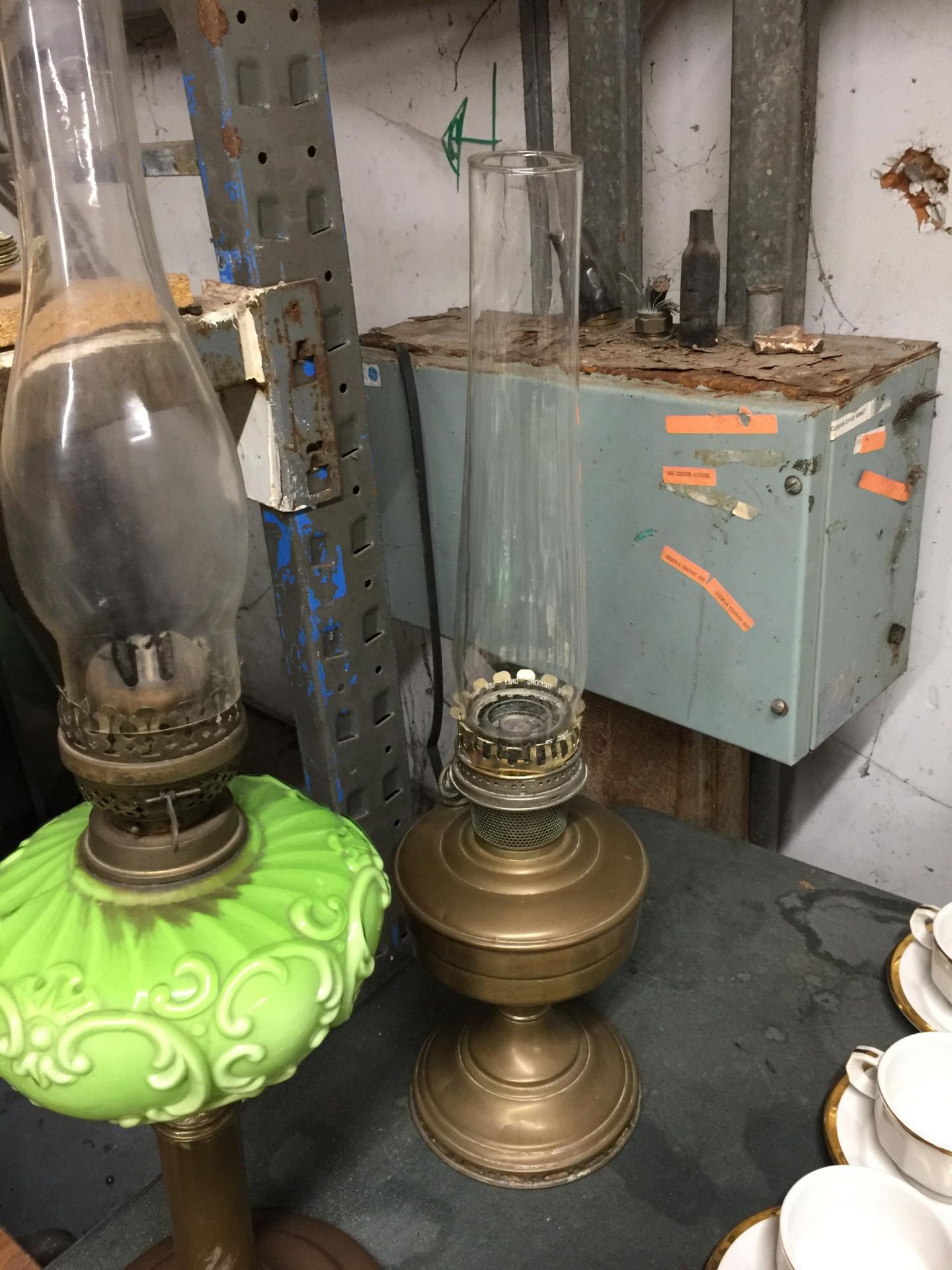 TWO VINTAGE BRASS OIL LAMPS TO INCLUDE ONE WITH GREEN RESERVOIR - Image 3 of 3