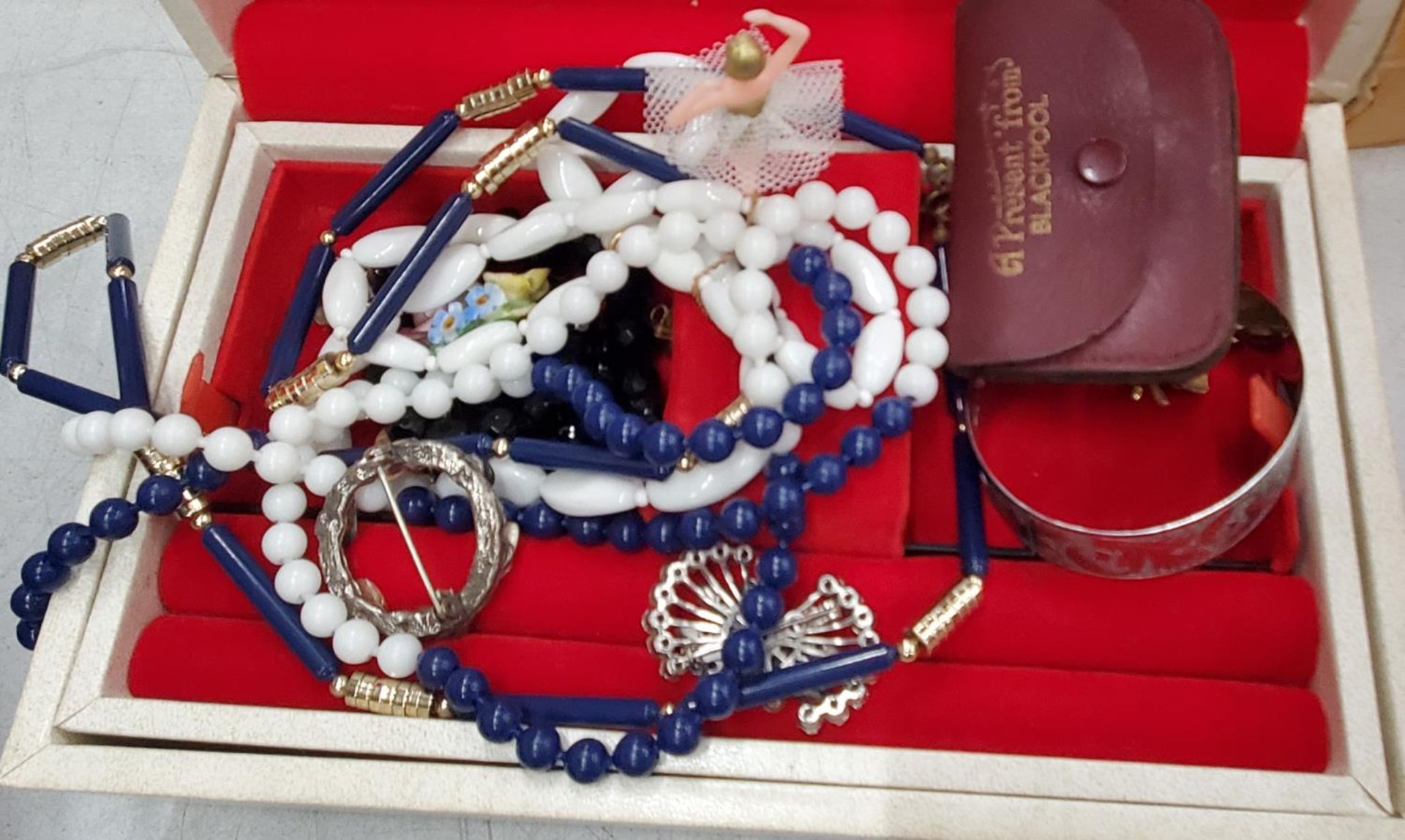A QUANTITY OF COSTUME JEWELLERY TO INCLUDE NECKLACES, WATCHES, BANGLES, BROOCHES, ETC PLUS TWO - Image 3 of 3