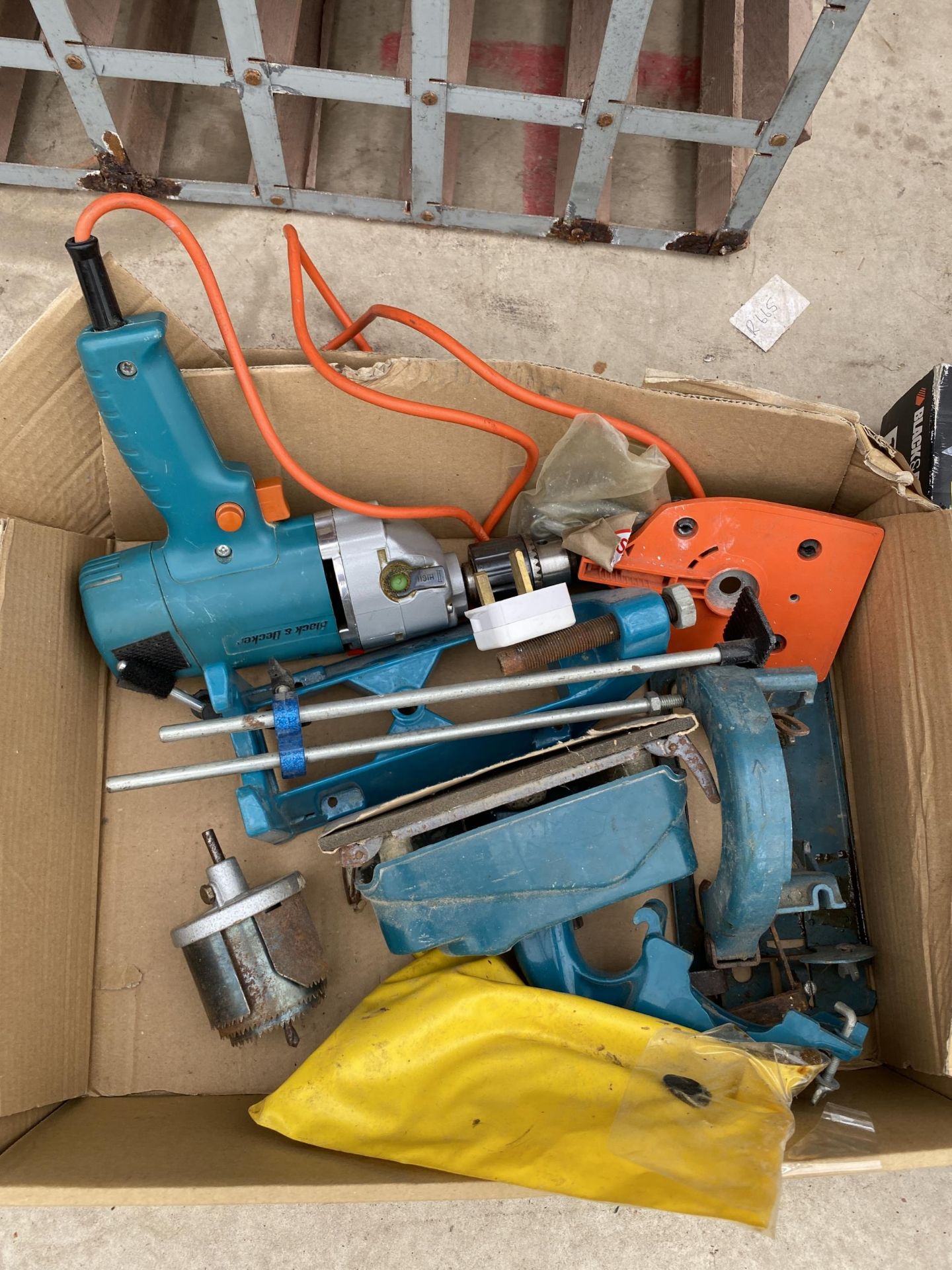 AN ASSORTMENT OF POWER TOOLS TO INCLUDE A BLACK AND DECKER DRILL AND A POWER DEVIL ANGLE GRINDER - Image 2 of 3